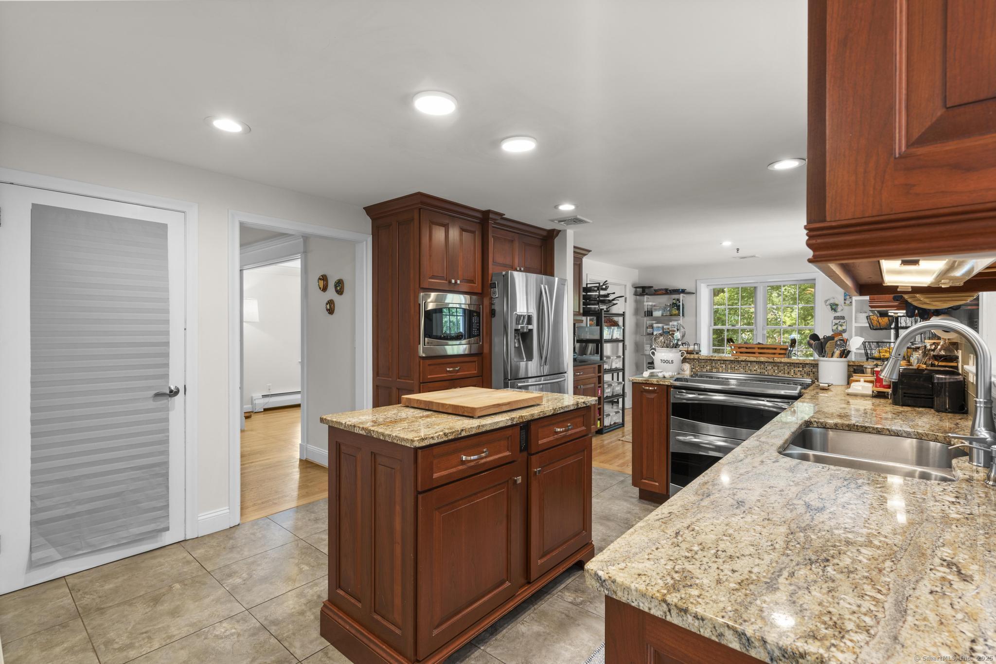 Avon, Connecticut 06001, United States, 4 Bedrooms Bedrooms, ,3 BathroomsBathrooms,Residential,Active,213070