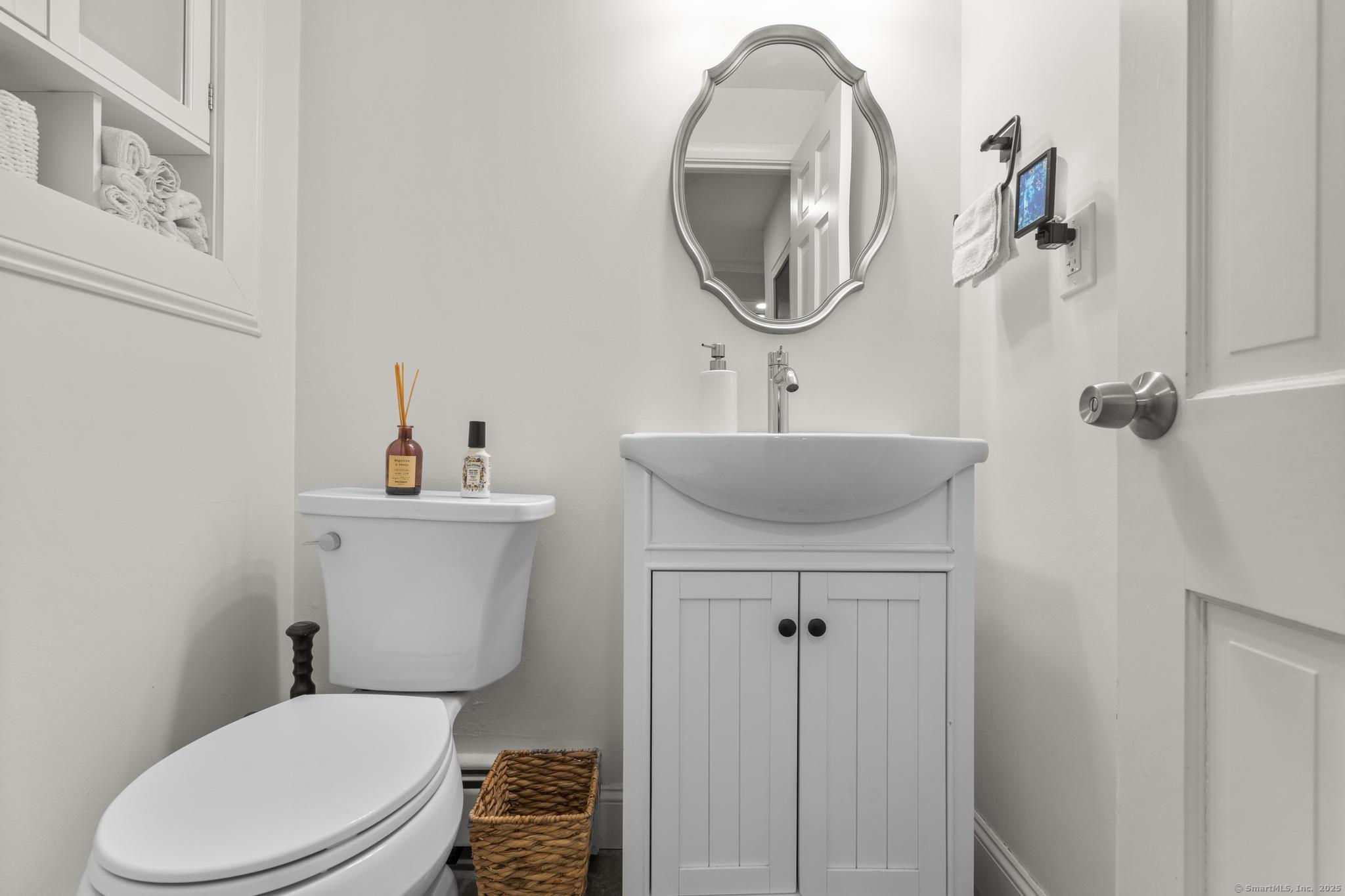 Avon, Connecticut 06001, United States, 4 Bedrooms Bedrooms, ,3 BathroomsBathrooms,Residential,Active,213070