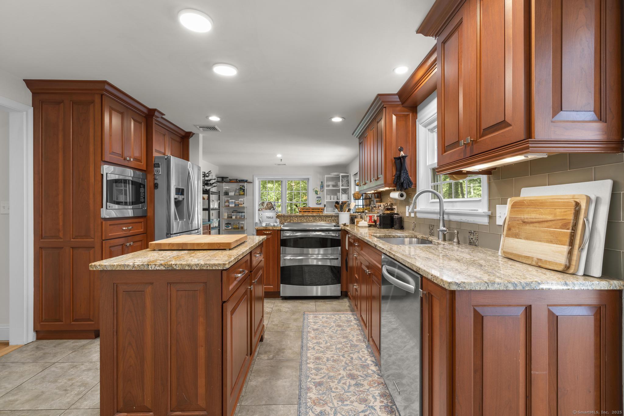 Avon, Connecticut 06001, United States, 4 Bedrooms Bedrooms, ,3 BathroomsBathrooms,Residential,Active,213070