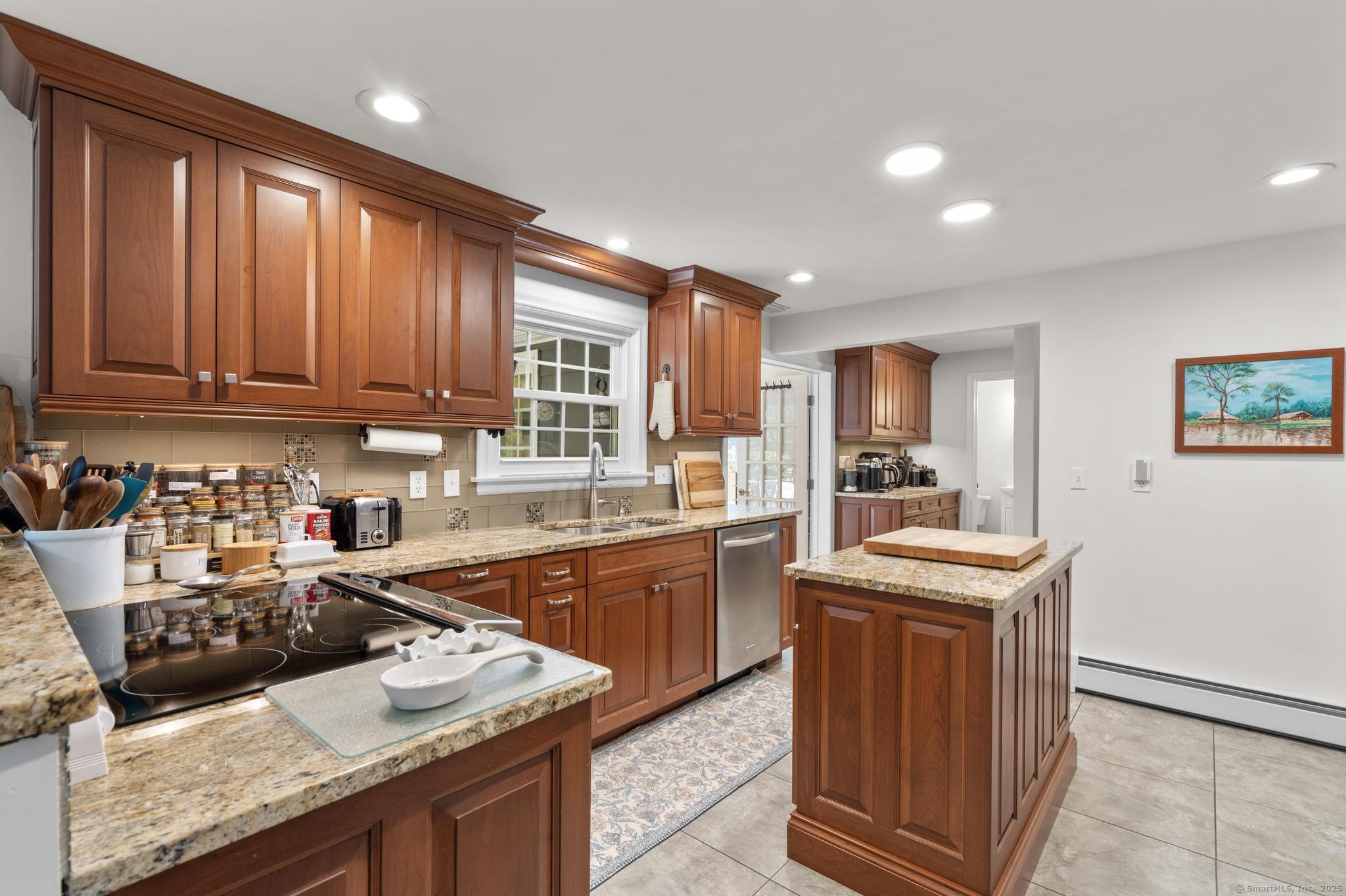 Avon, Connecticut 06001, United States, 4 Bedrooms Bedrooms, ,3 BathroomsBathrooms,Residential,Active,213070