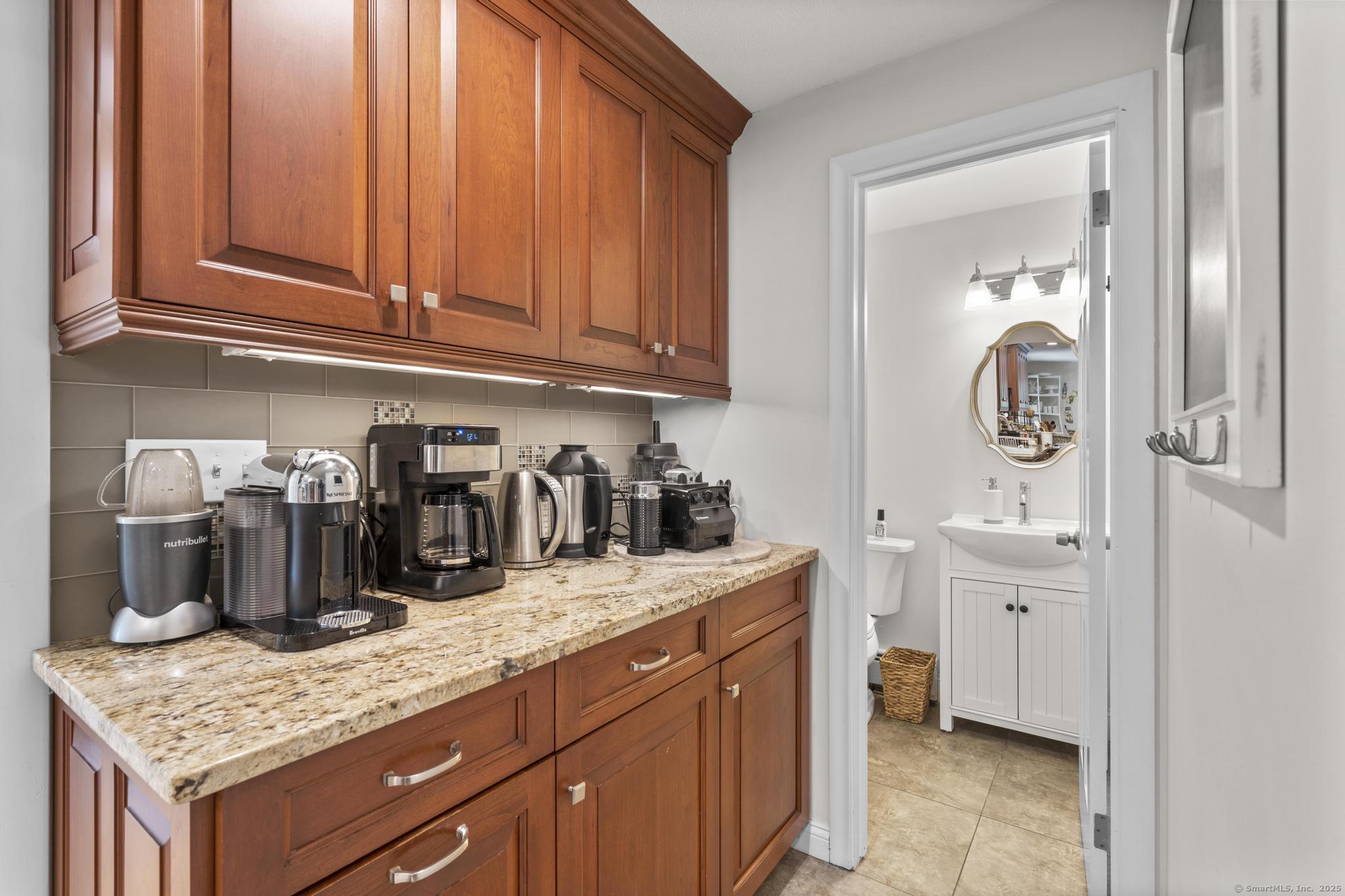 Avon, Connecticut 06001, United States, 4 Bedrooms Bedrooms, ,3 BathroomsBathrooms,Residential,Active,213070