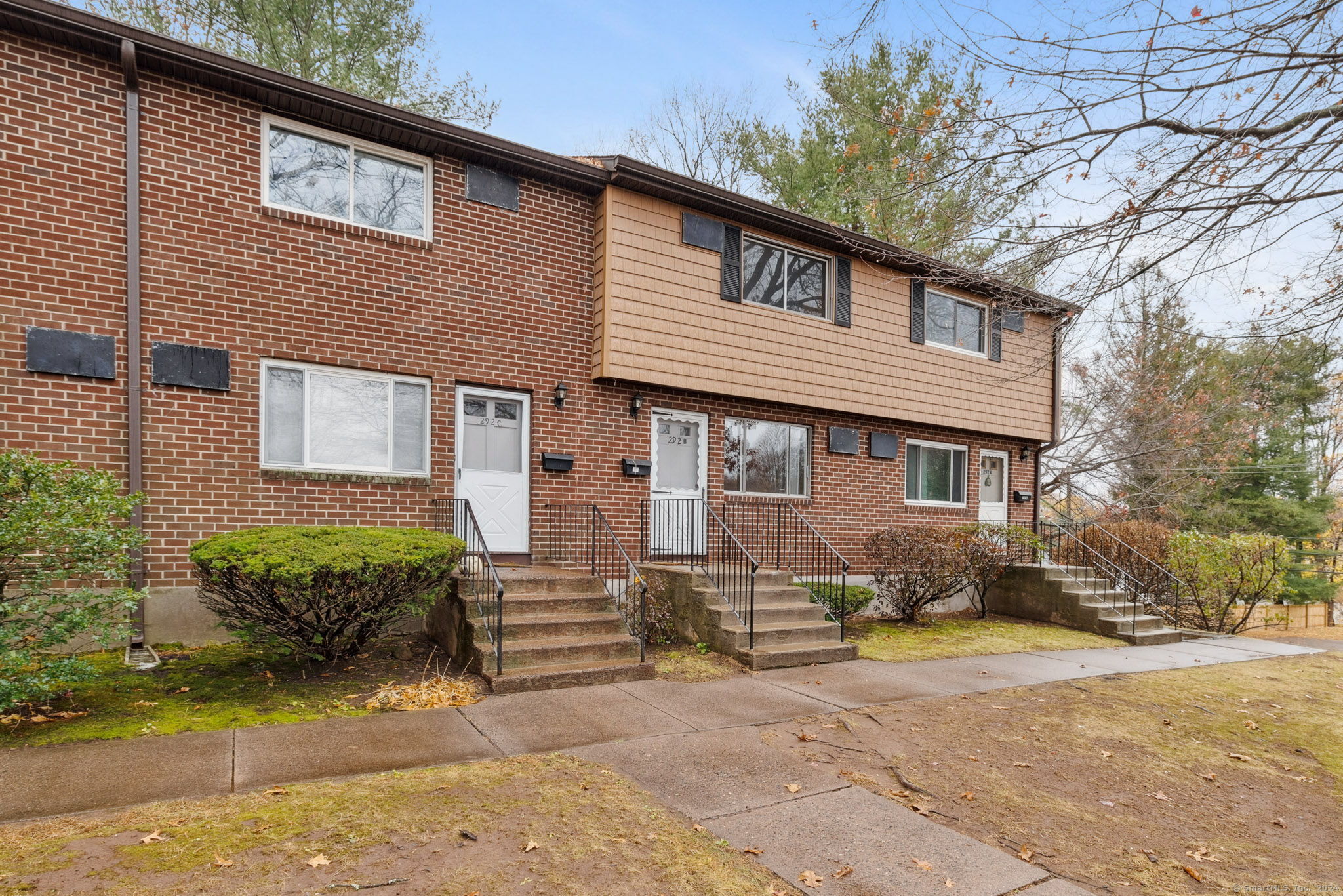 292 Green Road Apt B, Manchester, Connecticut - 2 Bedrooms  
2 Bathrooms  
4 Rooms - 