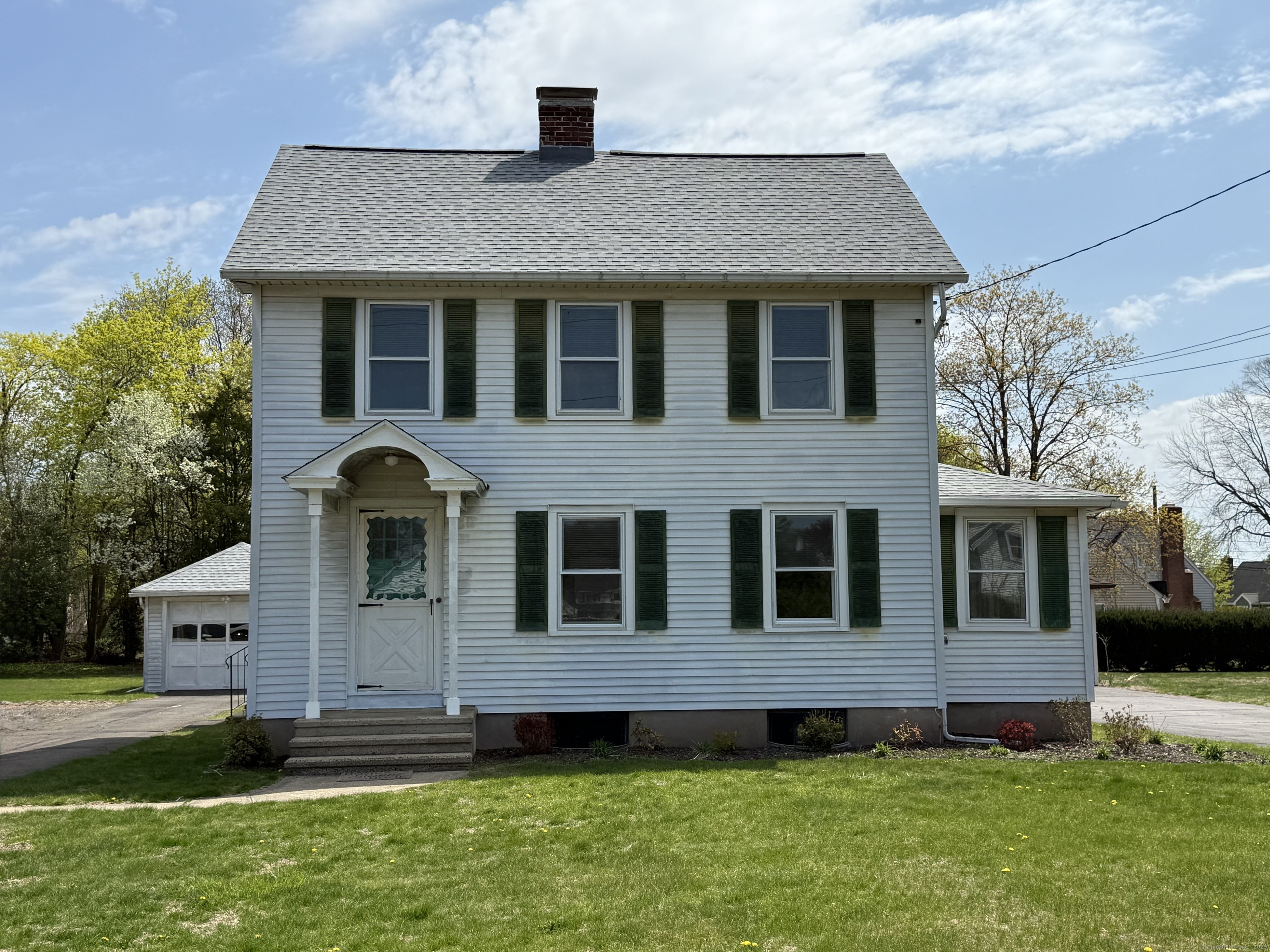 Main Street, Cromwell, Connecticut - 3 Bedrooms  
2 Bathrooms  
6 Rooms - 