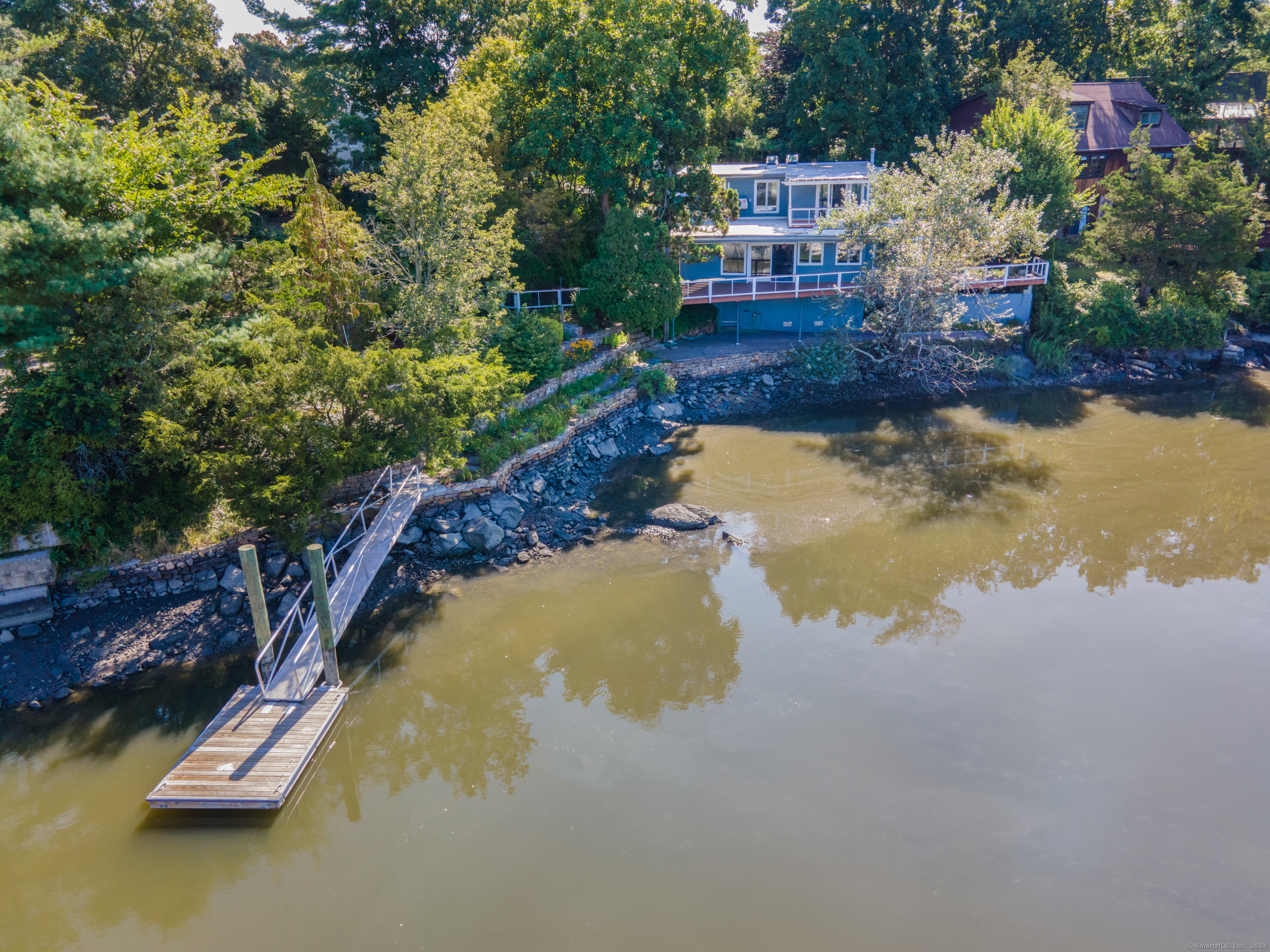 Shore Drive, Branford, Connecticut - 3 Bedrooms  
2 Bathrooms  
6 Rooms - 