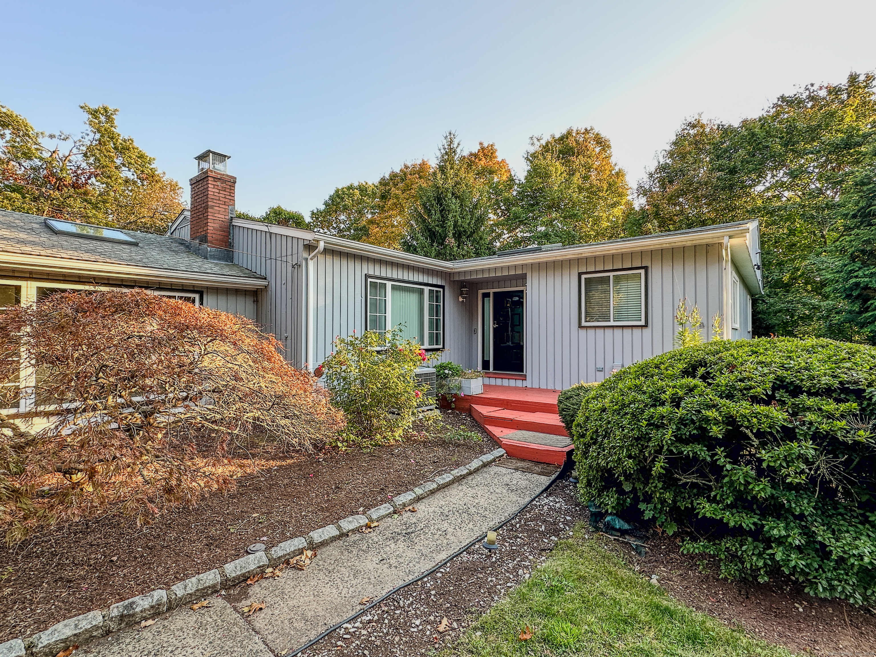 143 Soundview Avenue, Shelton, Connecticut - 2 Bedrooms  
1 Bathrooms  
5 Rooms - 