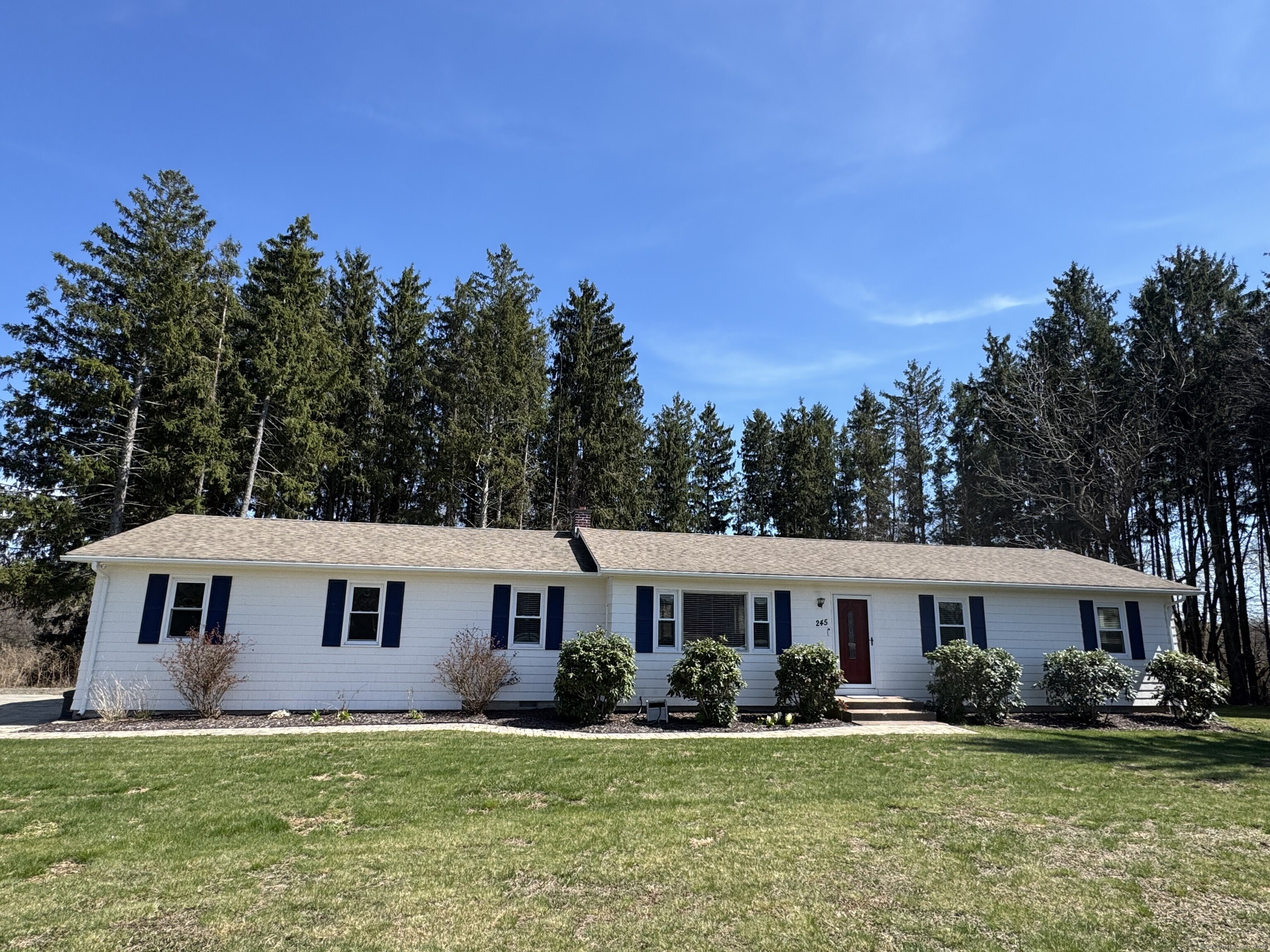 Paradise Avenue, Hamden, Connecticut - 3 Bedrooms  
3 Bathrooms  
6 Rooms - 