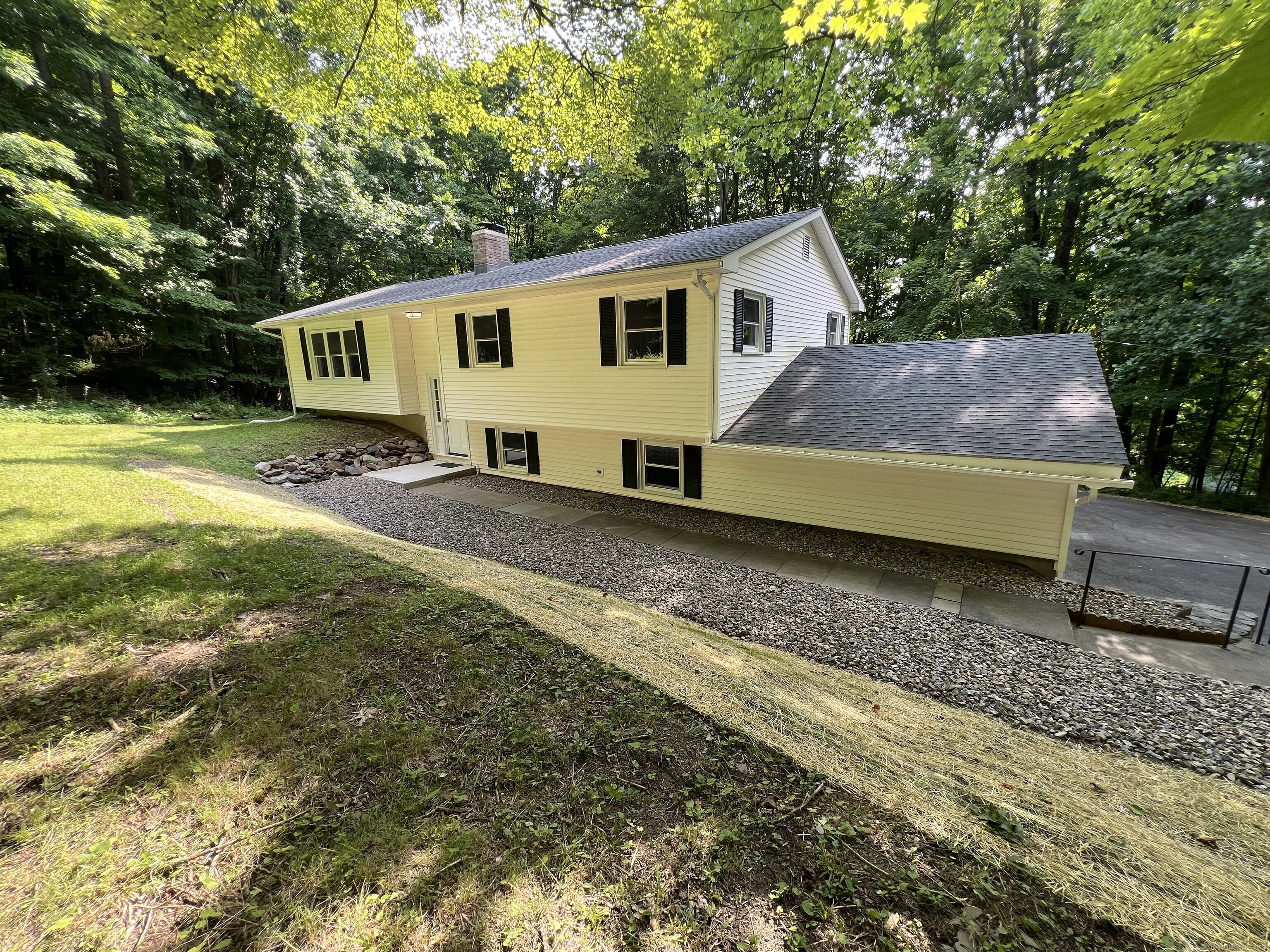 Property for Sale at 774 Chestnut Tree Hill Road, Southbury, Connecticut - Bedrooms: 6 
Bathrooms: 3 
Rooms: 11  - $599,000