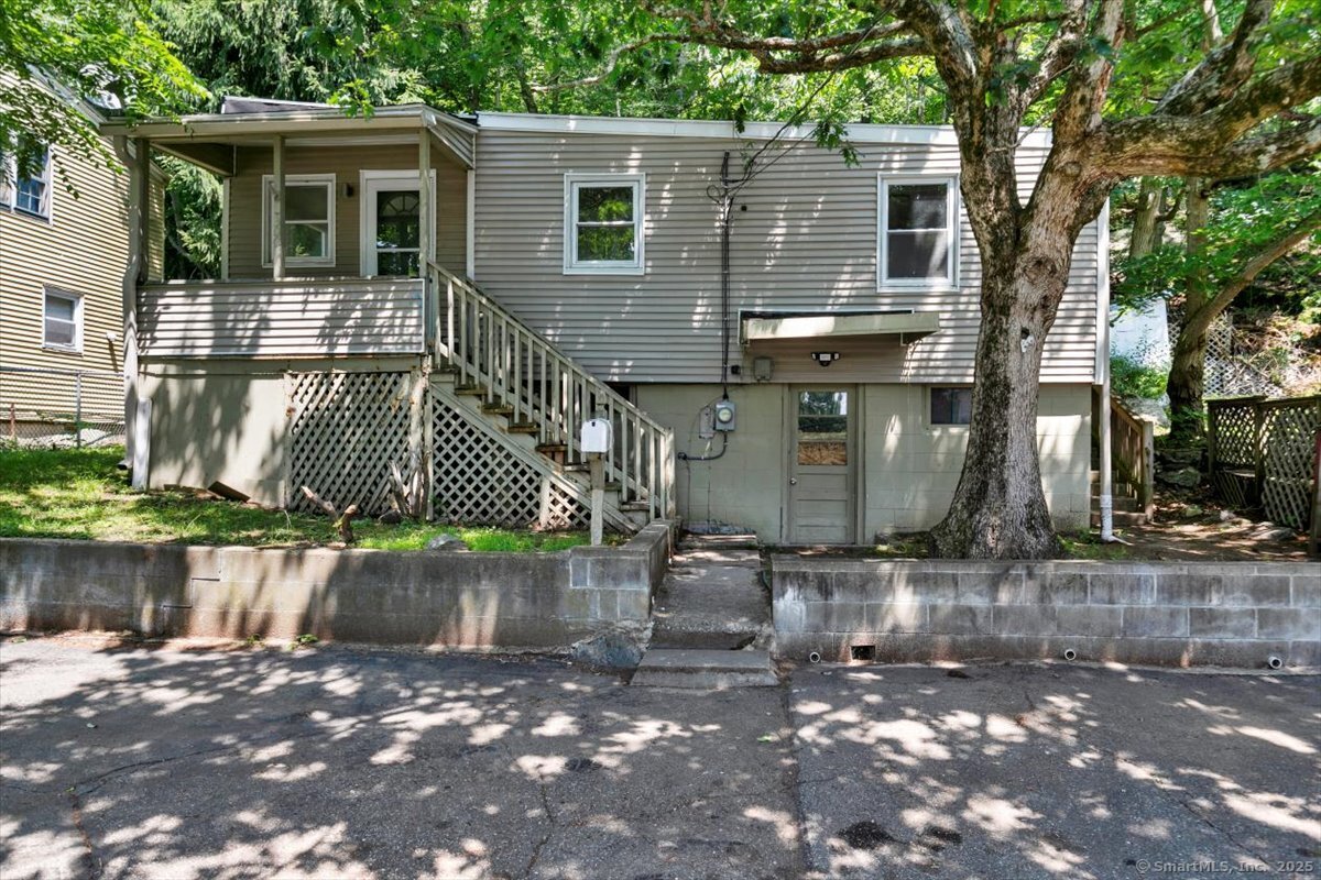 Laurel Hill Avenue, Norwich, Connecticut - 2 Bedrooms  
1 Bathrooms  
4 Rooms - 