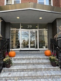 Rental Property at Glenbrook Road Apt 2F, Stamford, Connecticut - Bedrooms: 2 
Bathrooms: 1 
Rooms: 4  - $2,600 MO.