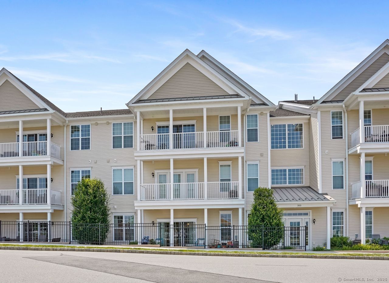 Property for Sale at Center Meadow Lane 302, Danbury, Connecticut - Bedrooms: 2 
Bathrooms: 2 
Rooms: 4  - $499,000