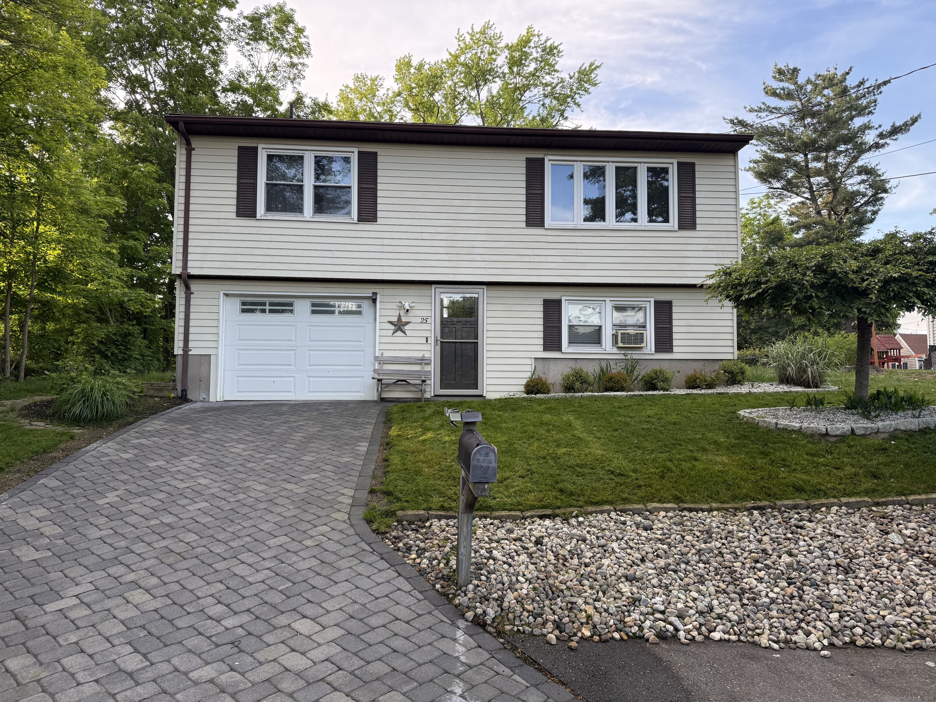 Property for Sale at Parkwood Avenue, Waterbury, Connecticut - Bedrooms: 3 
Bathrooms: 2 
Rooms: 5  - $400,000