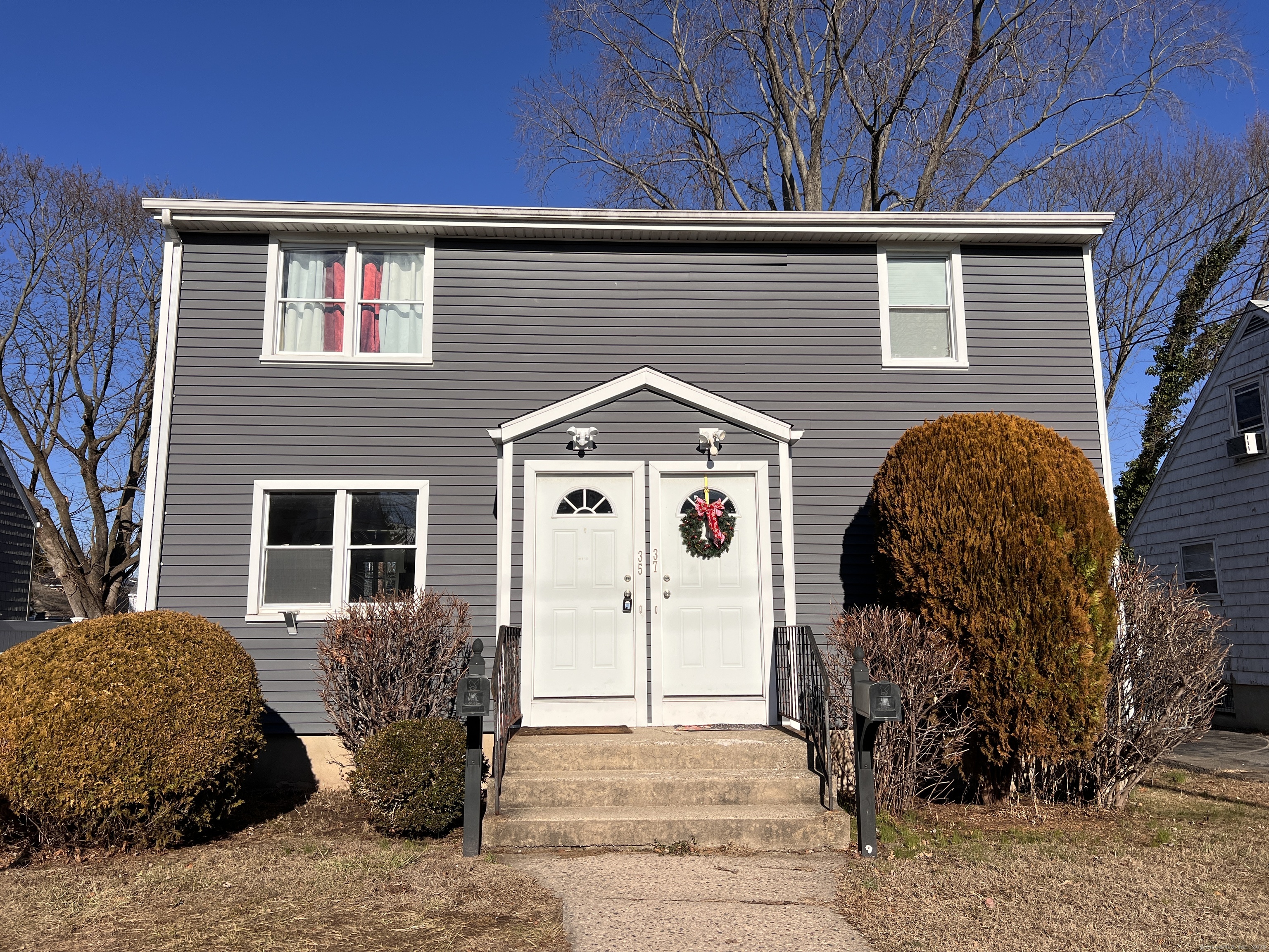 Yacht Street 1st Fl , Bridgeport, Connecticut - 4 Bedrooms  
2 Bathrooms  
7 Rooms - 