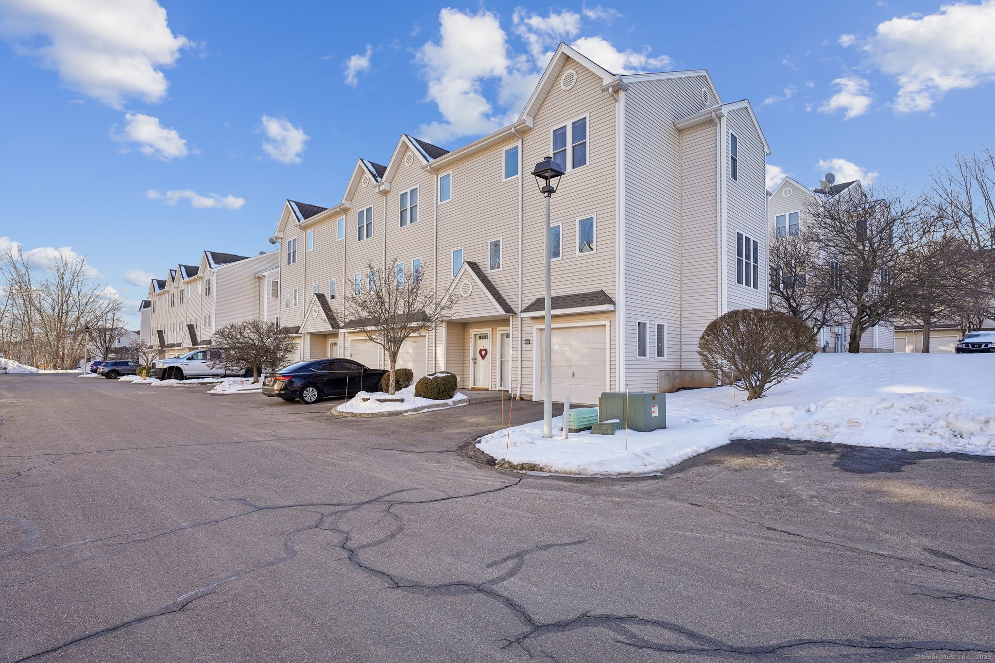 Paddock Avenue Apt 804, Meriden, Connecticut - 2 Bedrooms  
3 Bathrooms  
5 Rooms - 