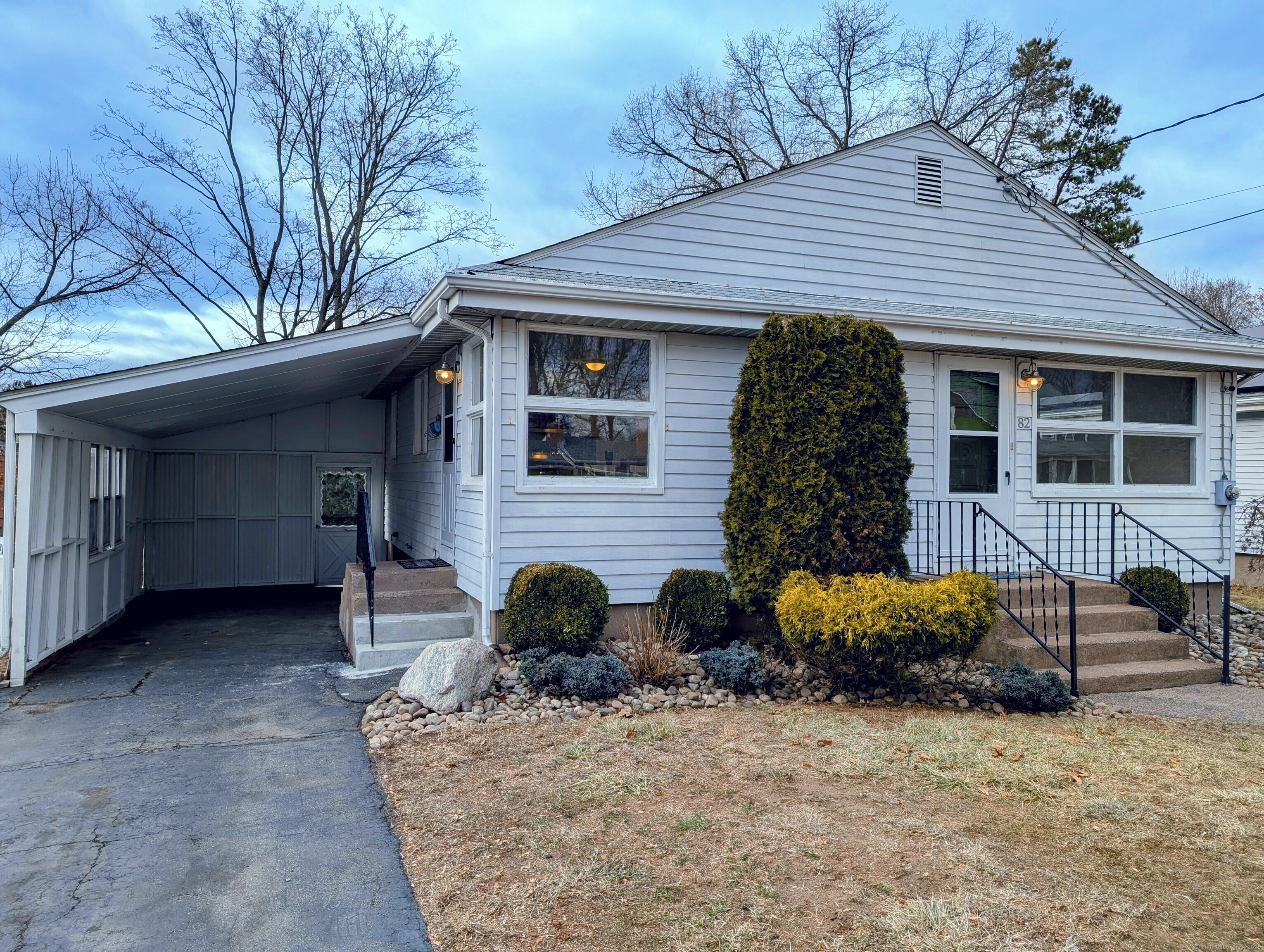 Property for Sale at 82 Irving Street, Manchester, Connecticut - Bedrooms: 3 
Bathrooms: 1 
Rooms: 7  - $269,900