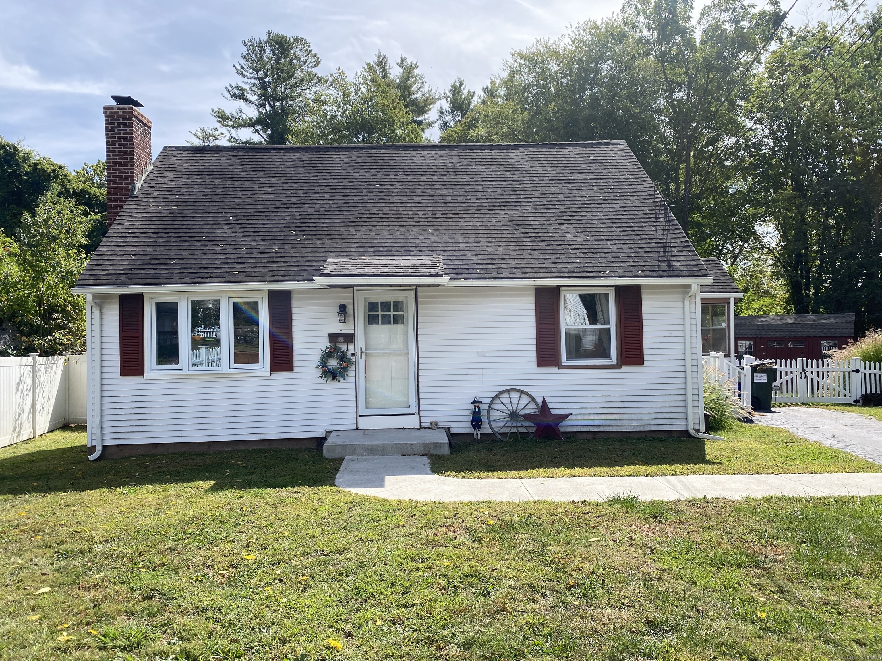 Middletown, Connecticut 06457, United States, 3 Bedrooms Bedrooms, ,1 BathroomBathrooms,Residential,Pending,214407