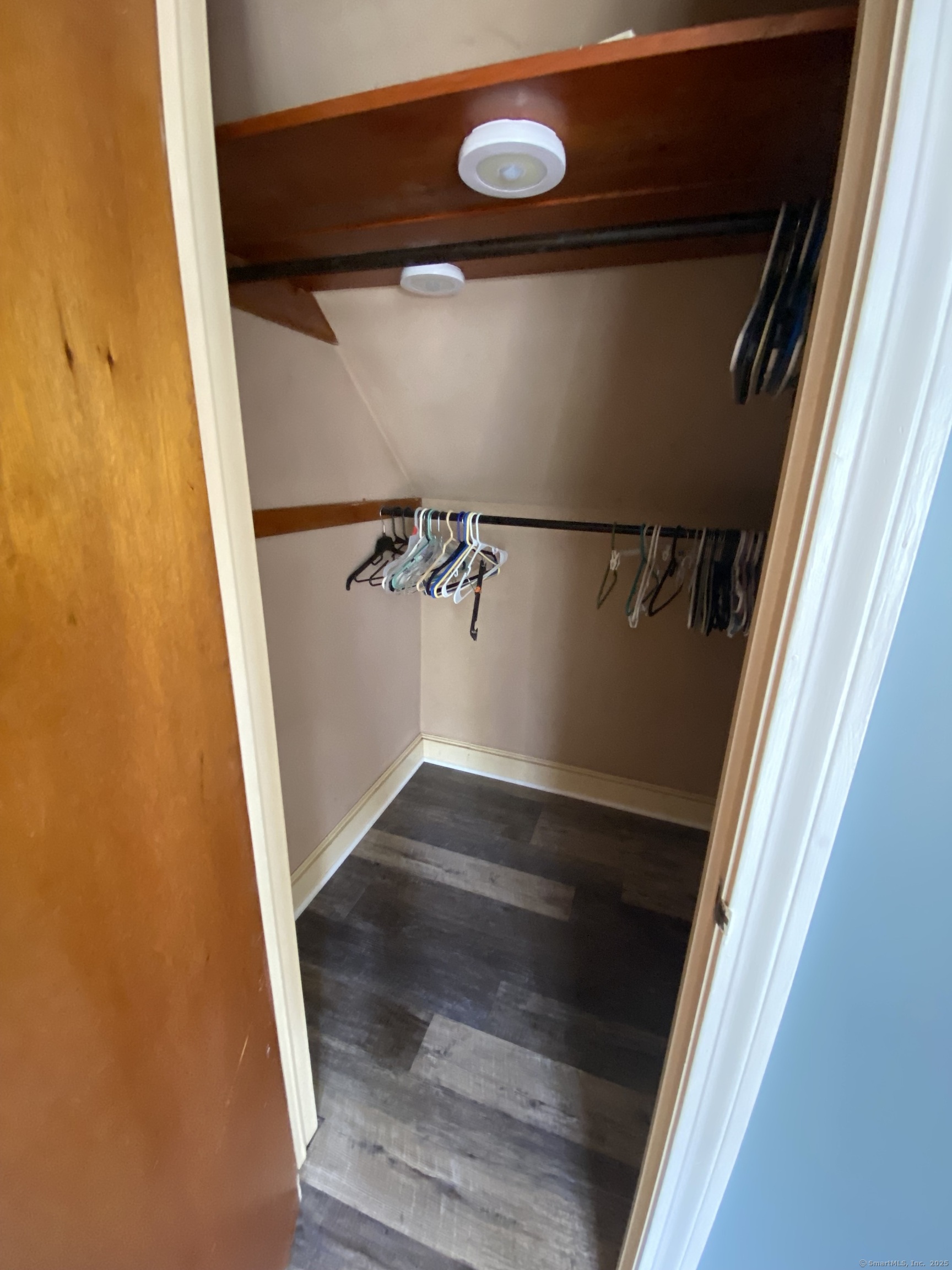 Middletown, Connecticut 06457, United States, 3 Bedrooms Bedrooms, ,1 BathroomBathrooms,Residential,Pending,214407