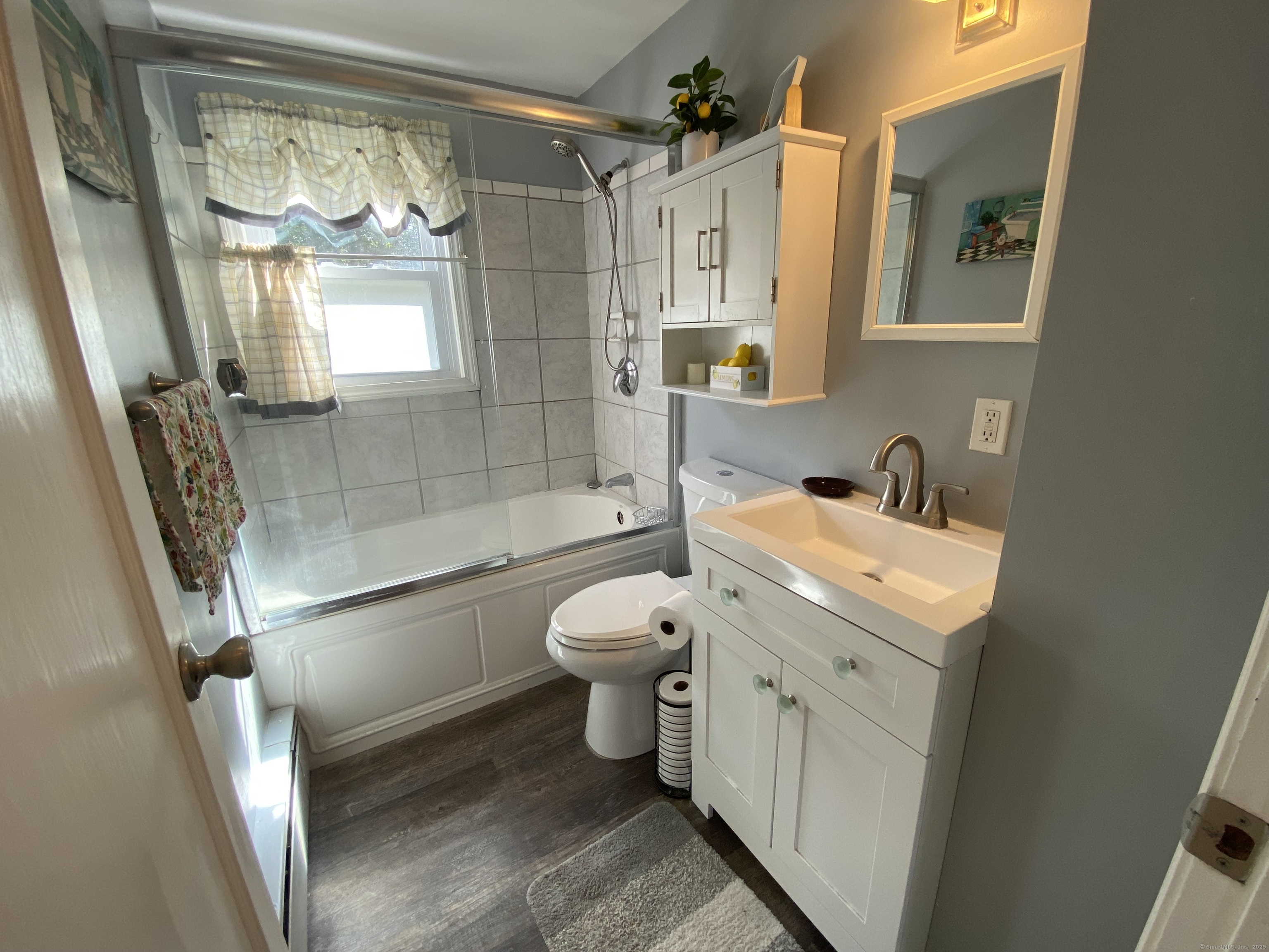 Middletown, Connecticut 06457, United States, 3 Bedrooms Bedrooms, ,1 BathroomBathrooms,Residential,Pending,214407