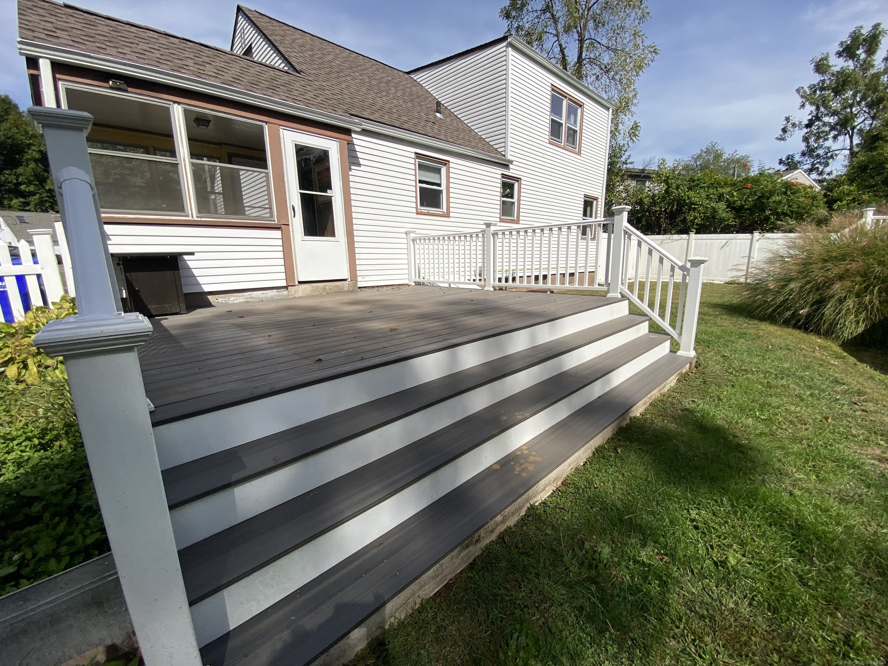 Middletown, Connecticut 06457, United States, 3 Bedrooms Bedrooms, ,1 BathroomBathrooms,Residential,Pending,214407