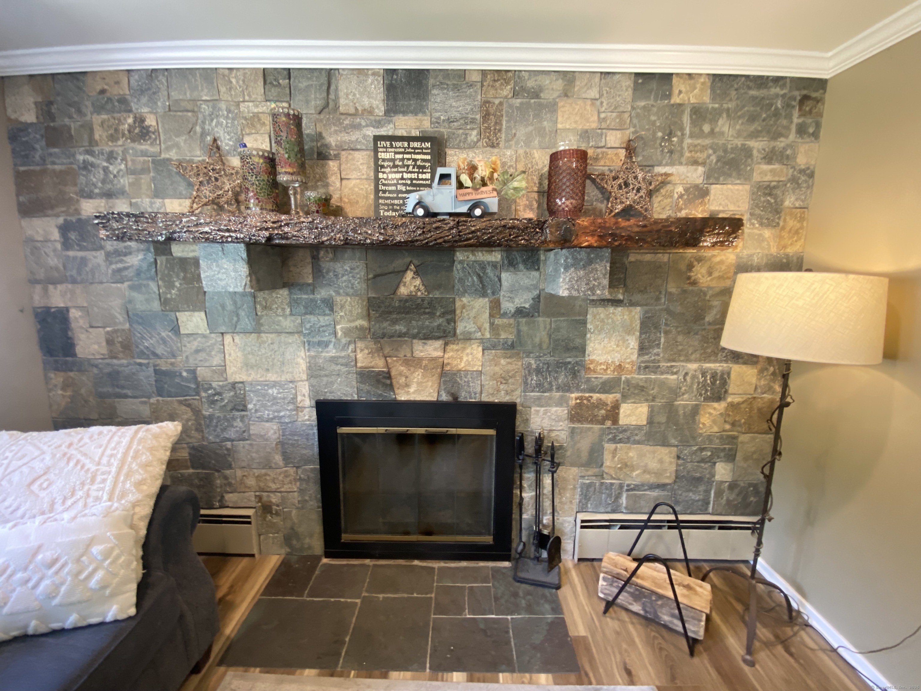 Middletown, Connecticut 06457, United States, 3 Bedrooms Bedrooms, ,1 BathroomBathrooms,Residential,Pending,214407