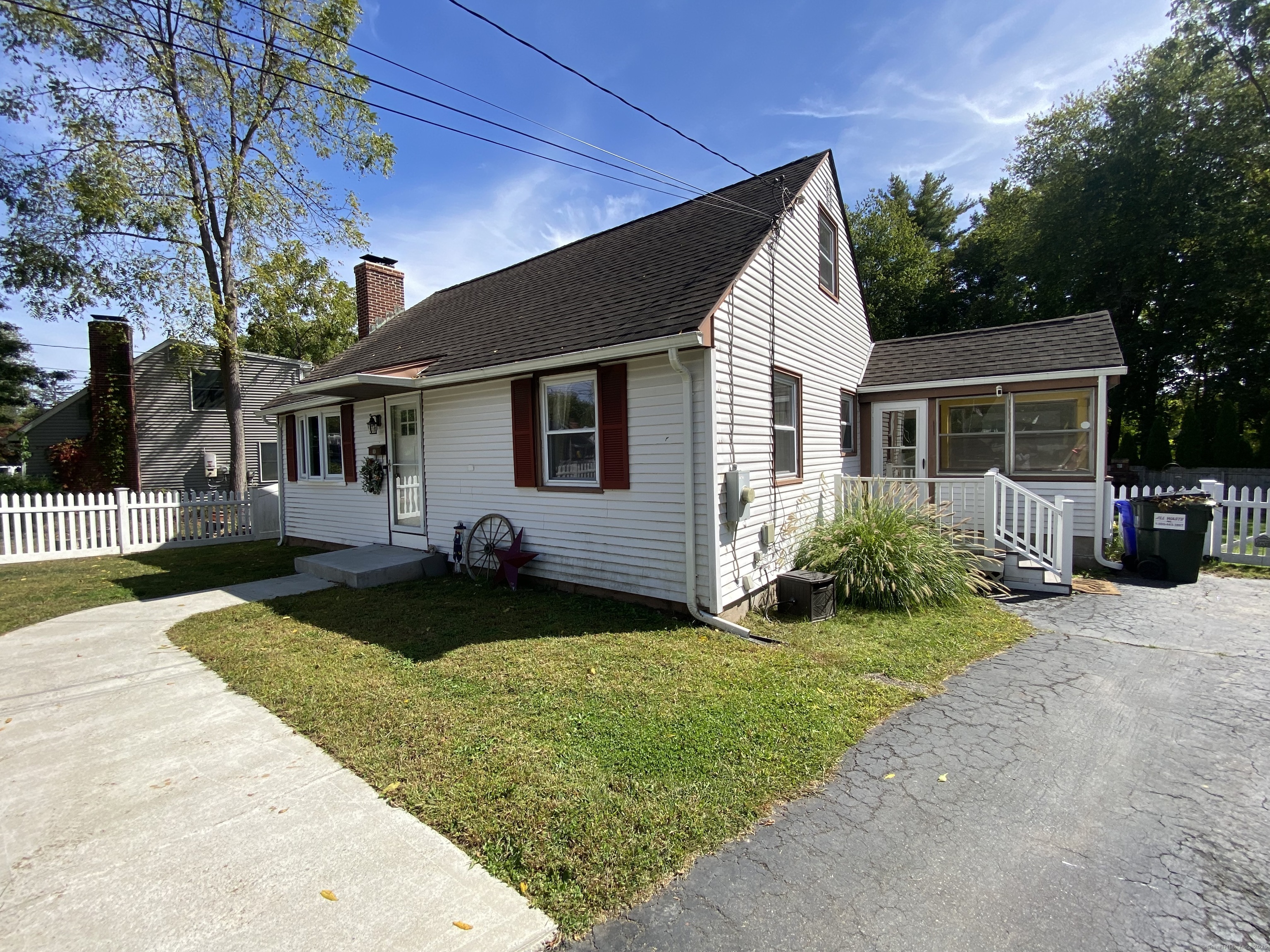 Middletown, Connecticut 06457, United States, 3 Bedrooms Bedrooms, ,1 BathroomBathrooms,Residential,Pending,214407