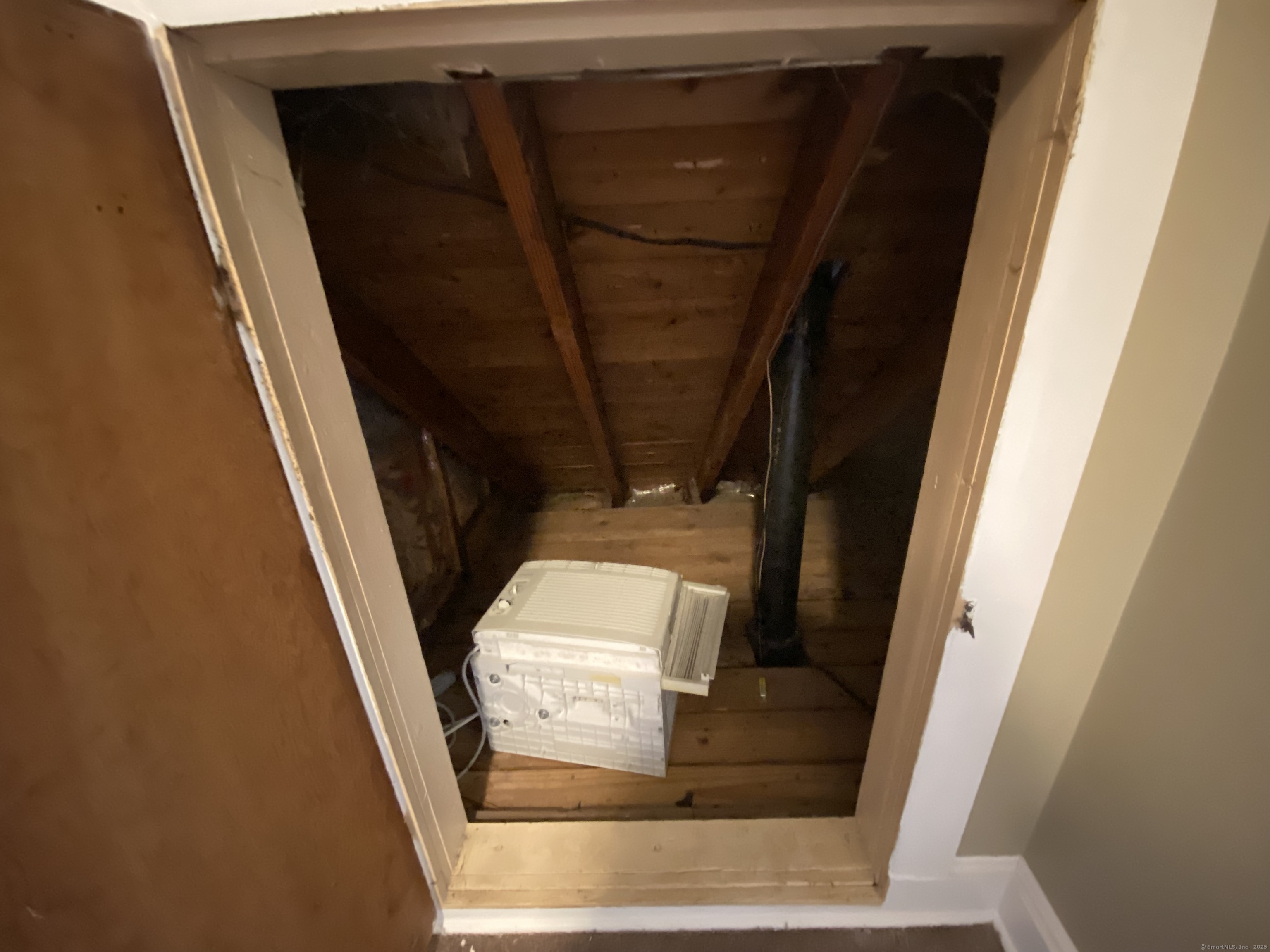 Middletown, Connecticut 06457, United States, 3 Bedrooms Bedrooms, ,1 BathroomBathrooms,Residential,Pending,214407