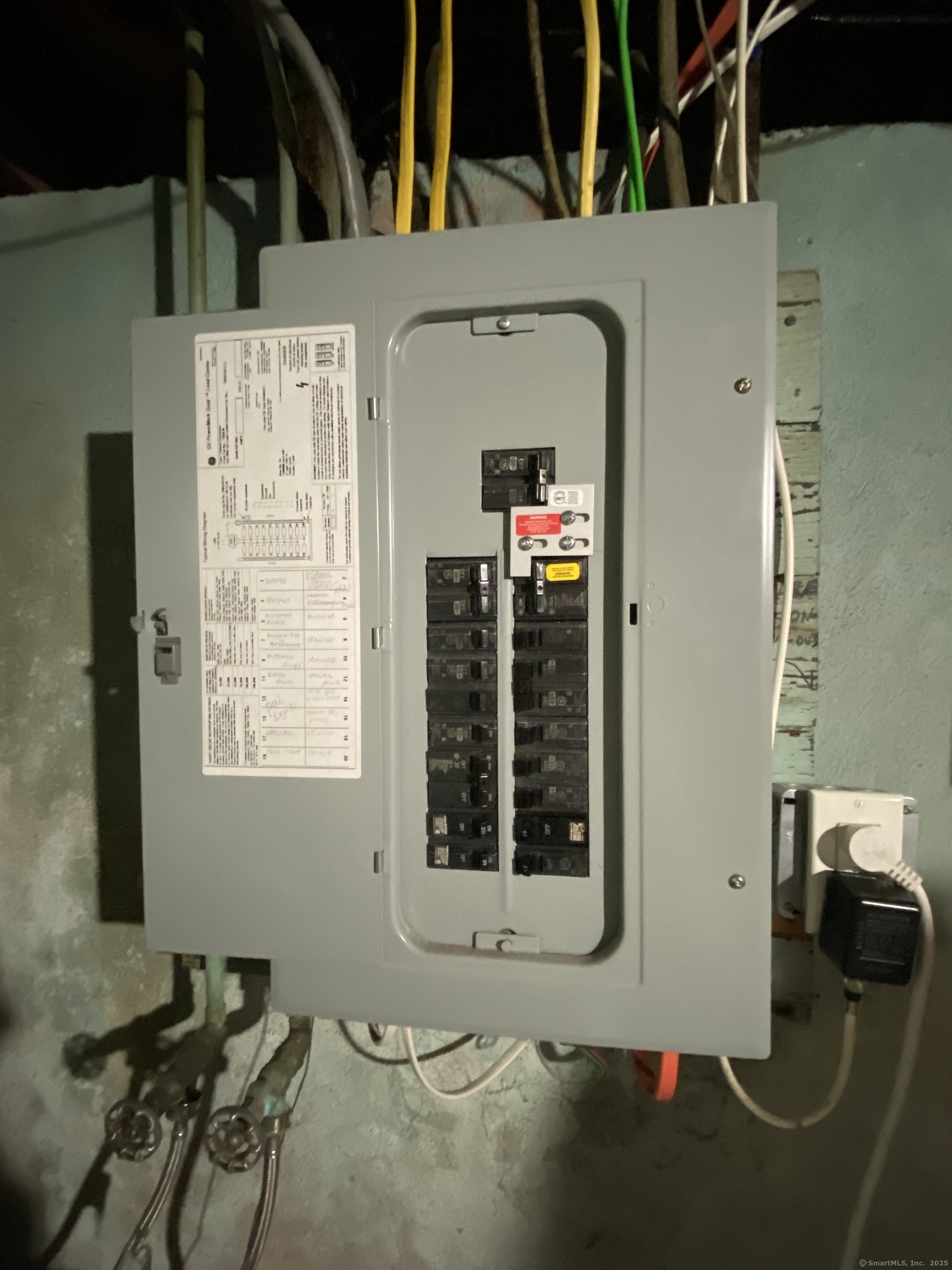 Middletown, Connecticut 06457, United States, 3 Bedrooms Bedrooms, ,1 BathroomBathrooms,Residential,Pending,214407