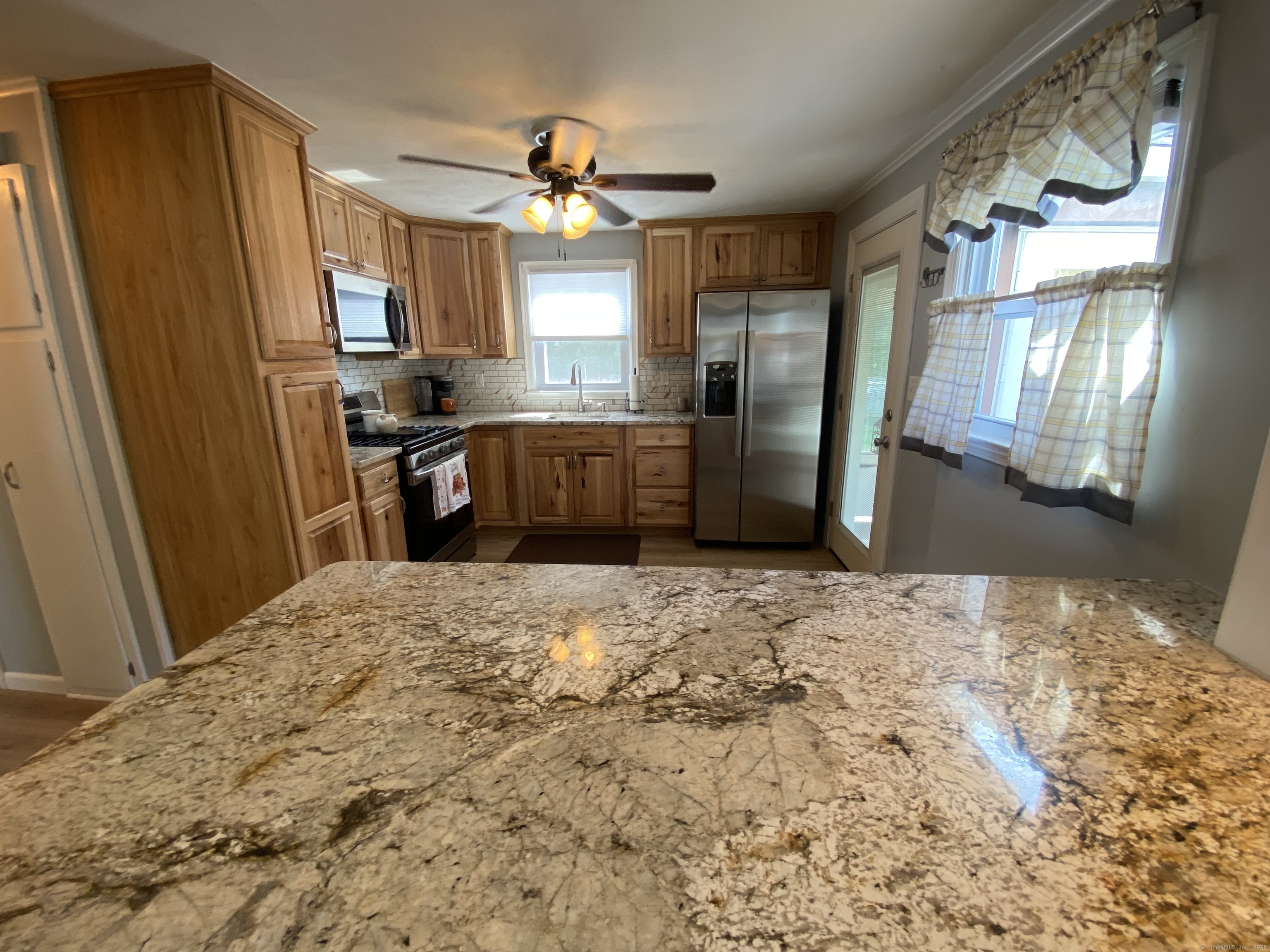 Middletown, Connecticut 06457, United States, 3 Bedrooms Bedrooms, ,1 BathroomBathrooms,Residential,Pending,214407