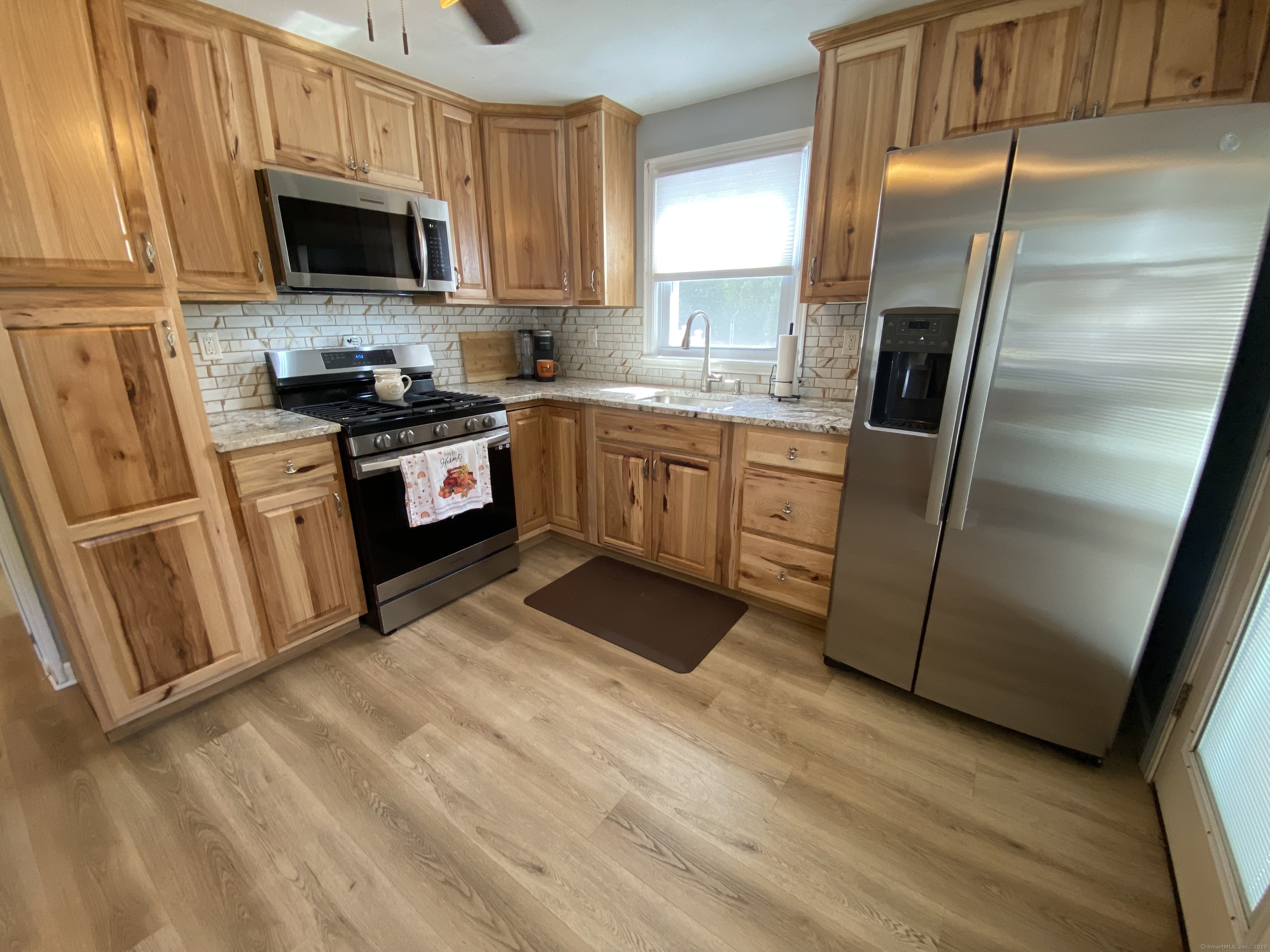 Middletown, Connecticut 06457, United States, 3 Bedrooms Bedrooms, ,1 BathroomBathrooms,Residential,Pending,214407