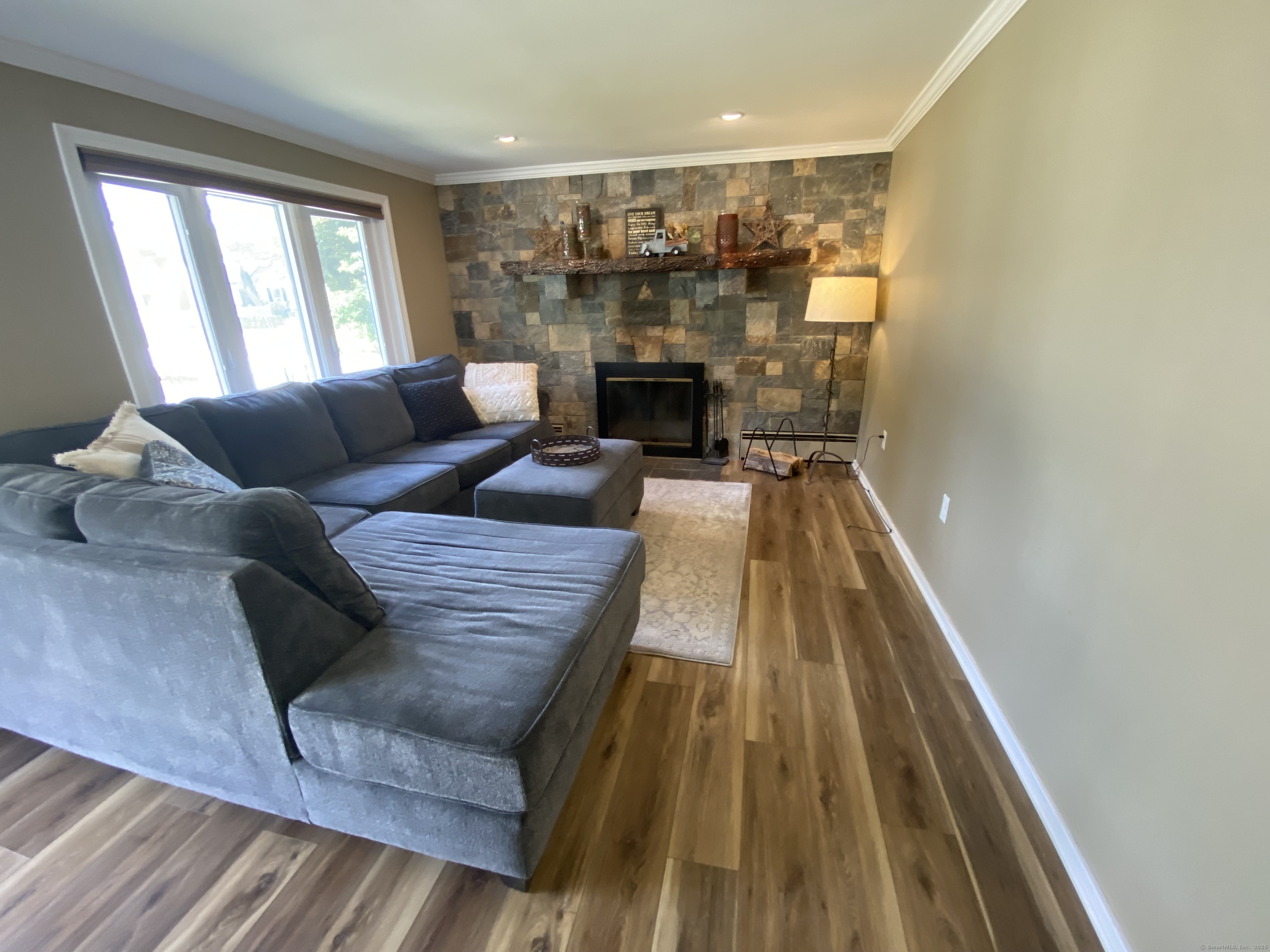 Middletown, Connecticut 06457, United States, 3 Bedrooms Bedrooms, ,1 BathroomBathrooms,Residential,Pending,214407