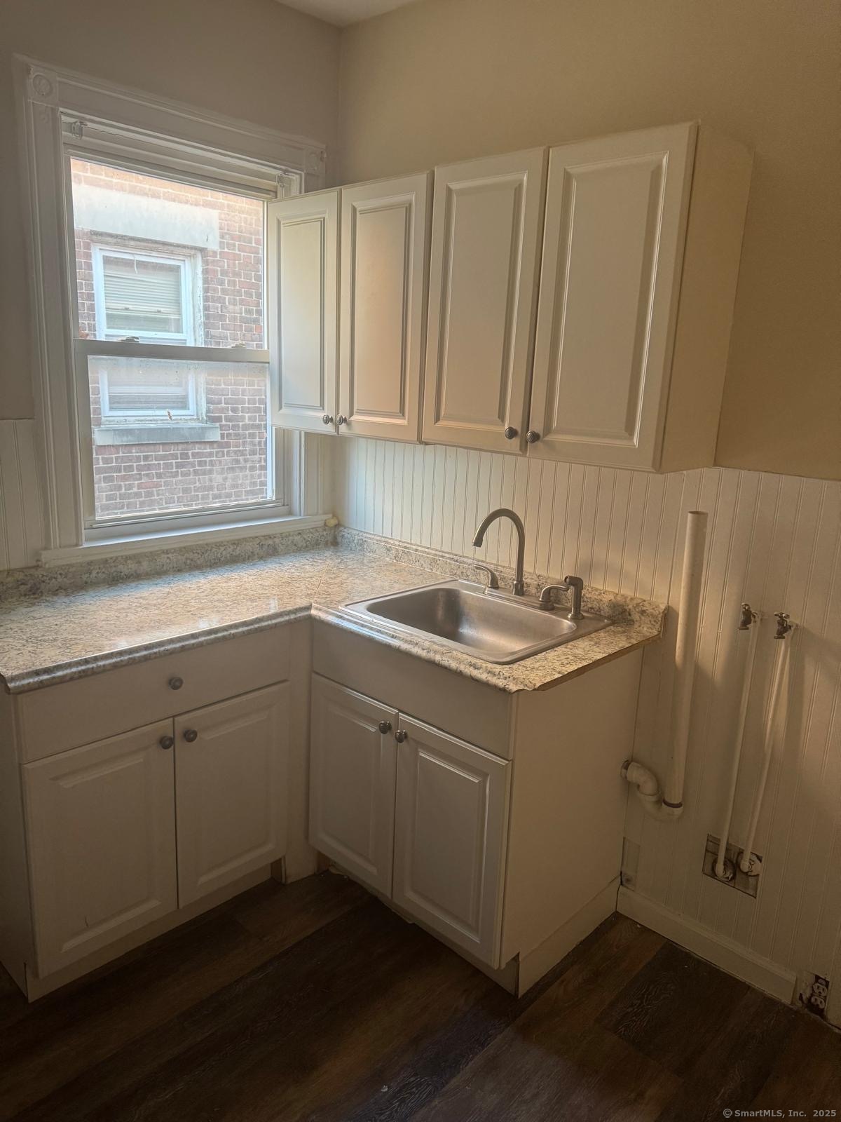 Dover Street 2nd Floor, Bridgeport, Connecticut - 2 Bedrooms  
1 Bathrooms  
5 Rooms - 