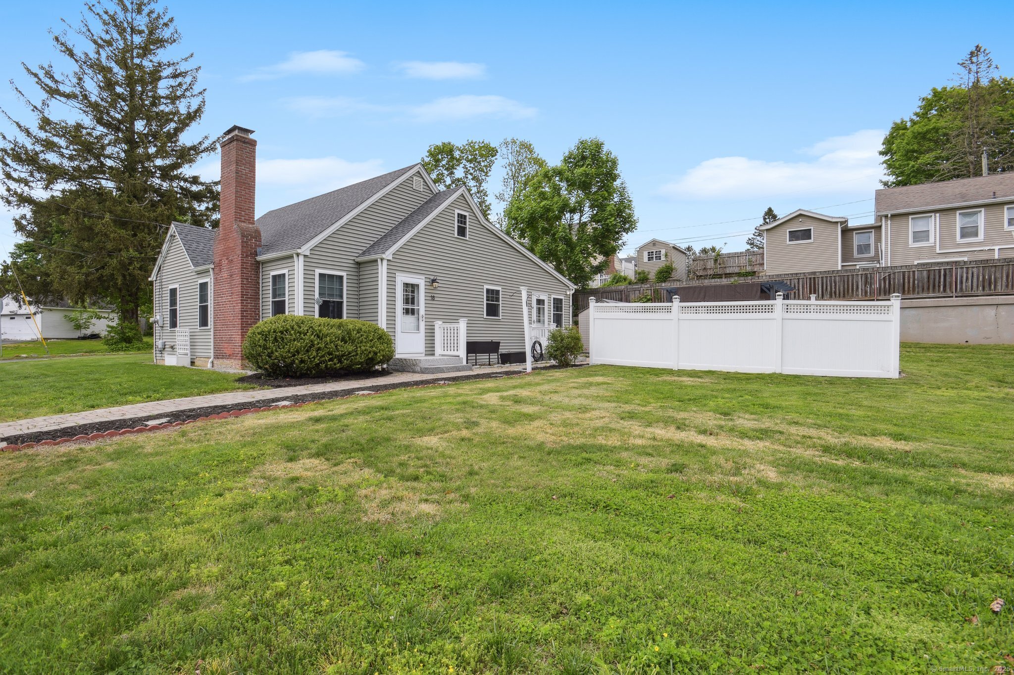 Summer Street, Waterford, Connecticut - 2 Bedrooms  
1 Bathrooms  
6 Rooms - 