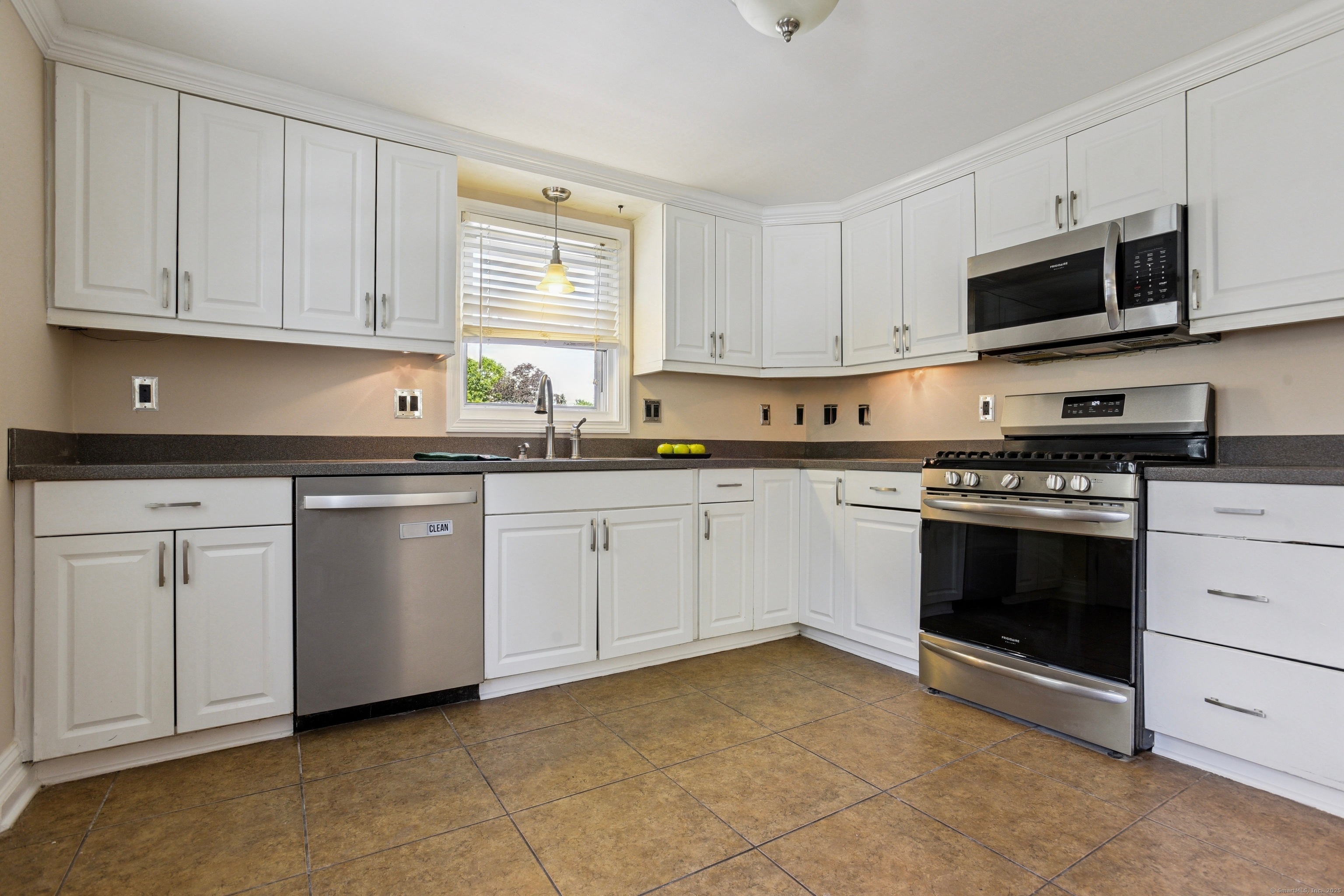 North Haven, Connecticut 06473, United States, 3 Bedrooms Bedrooms, ,2 BathroomsBathrooms,Residential,Pending,203936