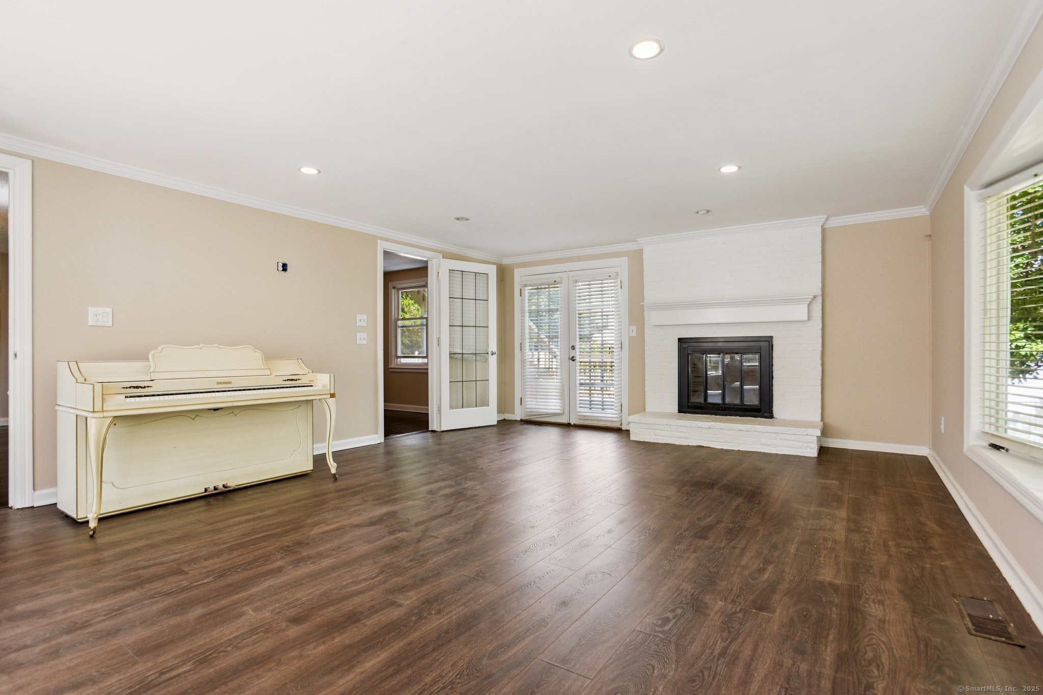 North Haven, Connecticut 06473, United States, 3 Bedrooms Bedrooms, ,2 BathroomsBathrooms,Residential,Pending,203936