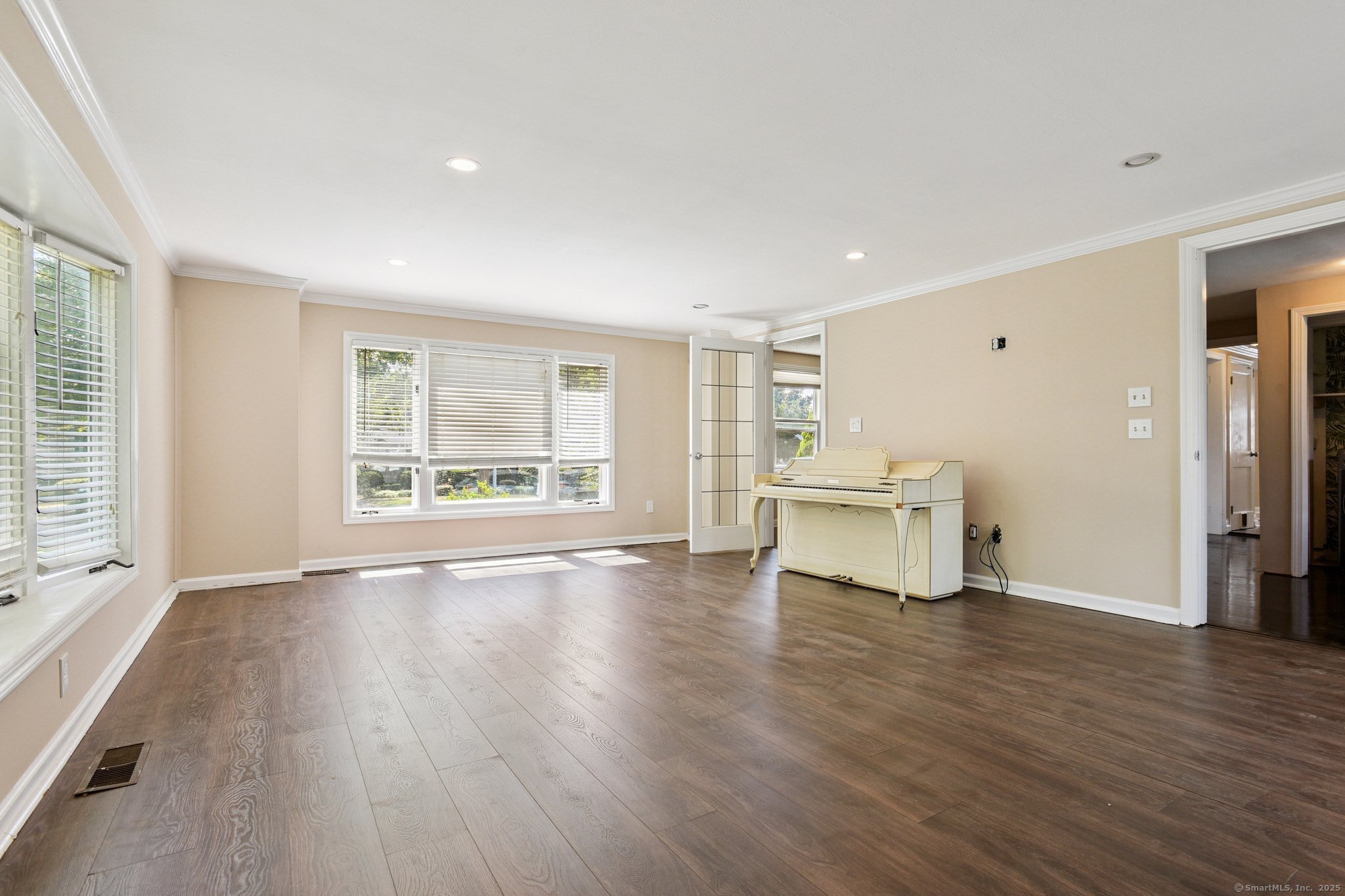 North Haven, Connecticut 06473, United States, 3 Bedrooms Bedrooms, ,2 BathroomsBathrooms,Residential,Pending,203936