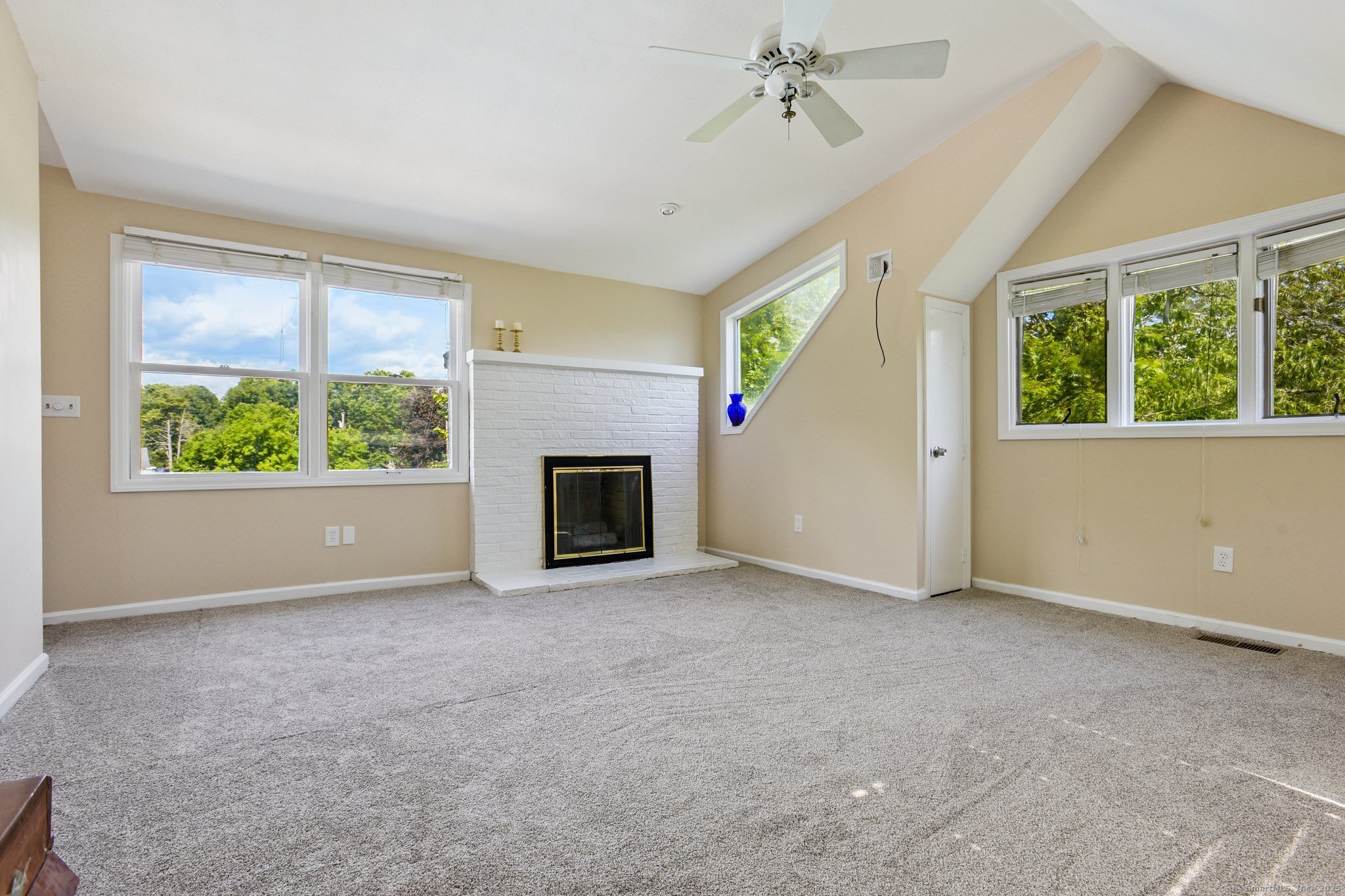 North Haven, Connecticut 06473, United States, 3 Bedrooms Bedrooms, ,2 BathroomsBathrooms,Residential,Pending,203936