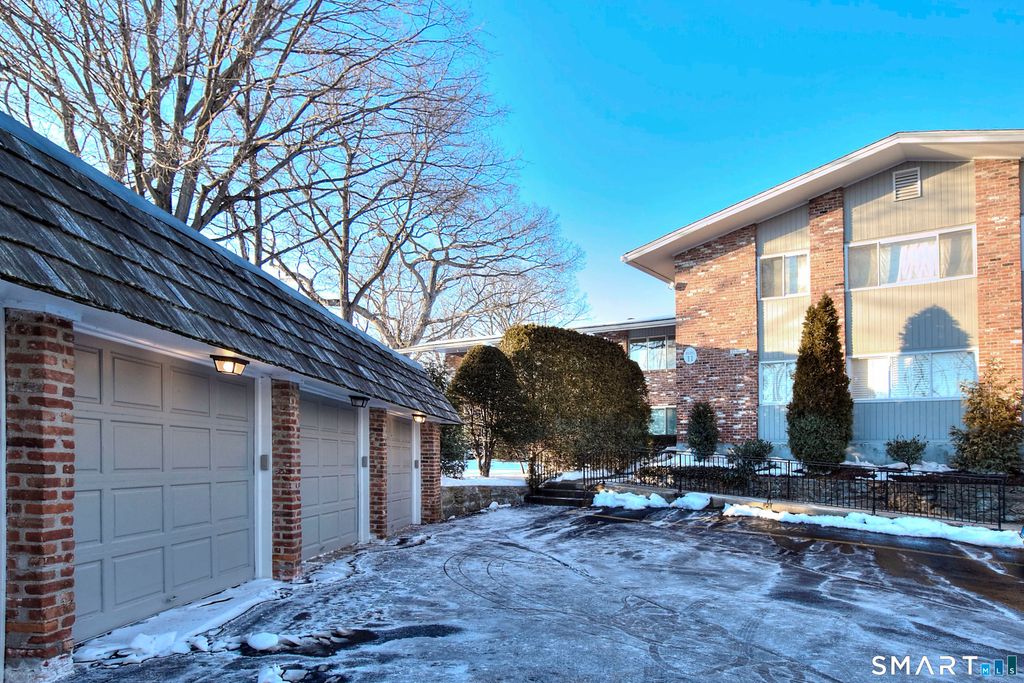 Photo of 49 Southport Woods Drive #49, Fairfield, CT 06890 (MLS # 24153494)