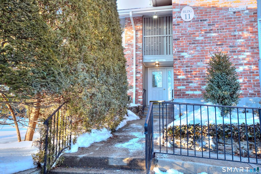 Photo of 49 Southport Woods Drive #49, Fairfield, CT 06890 (MLS # 24153494)