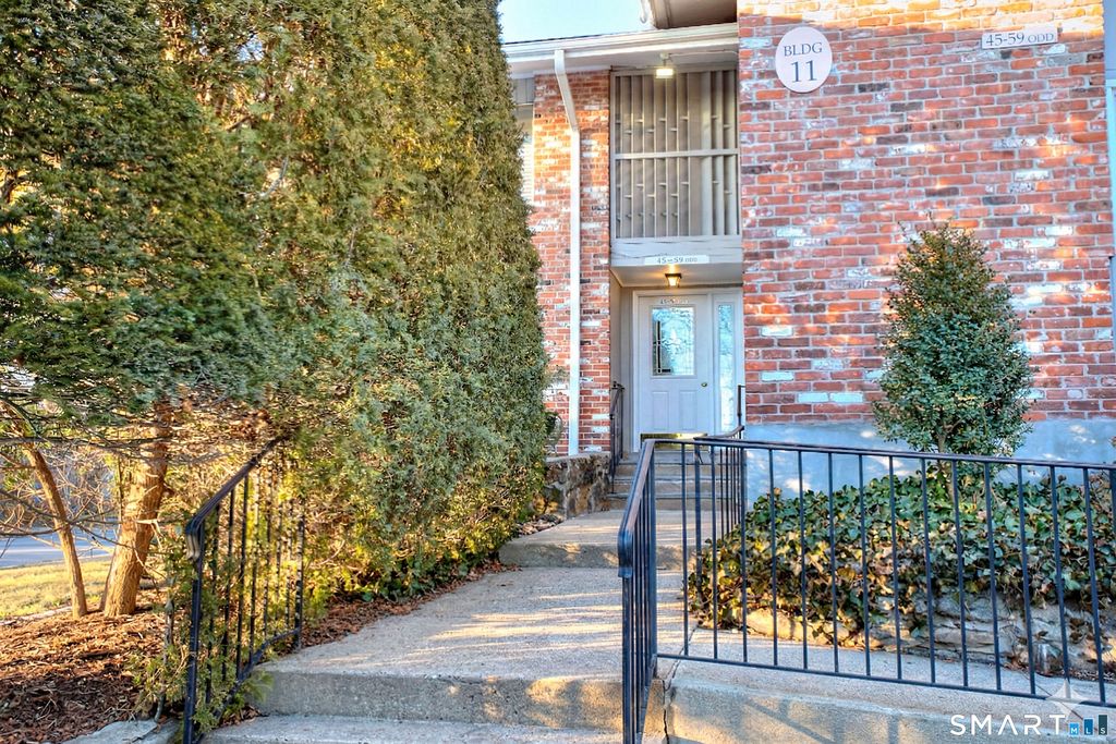 Photo of 49 Southport Woods Drive #49, Fairfield, CT 06890 (MLS # 24153494)