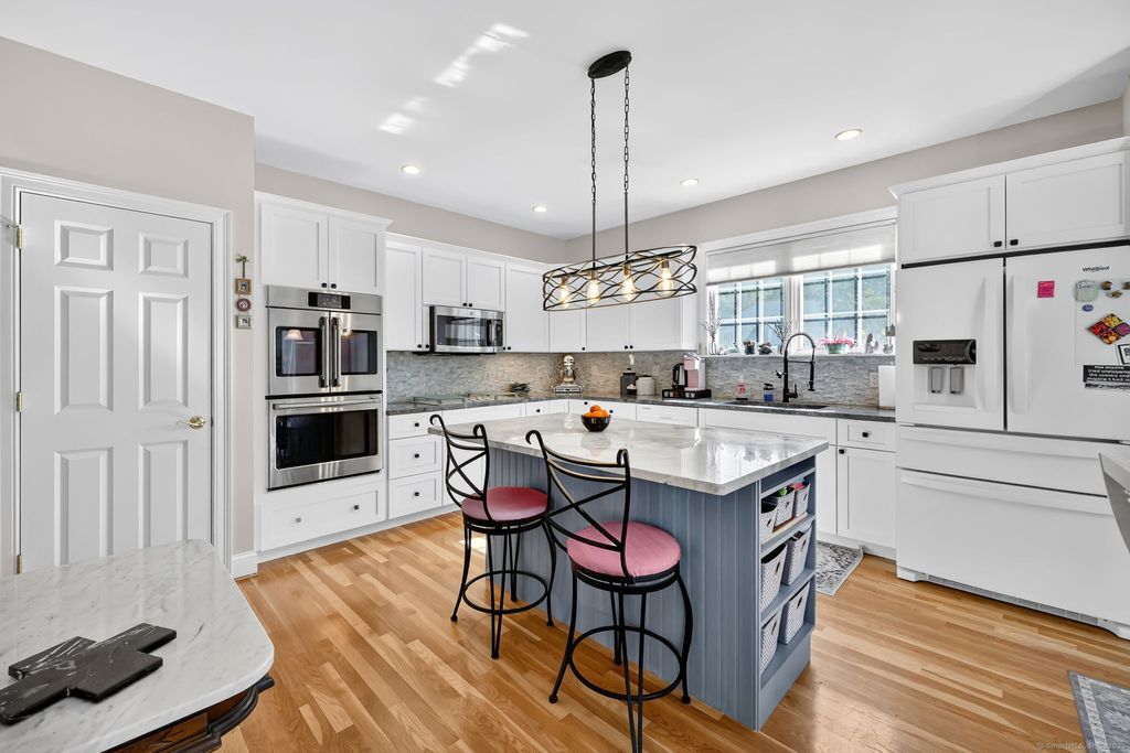 Photo of 1 Larkspur Lane #1, Avon, CT 06001 (MLS # 24132552)