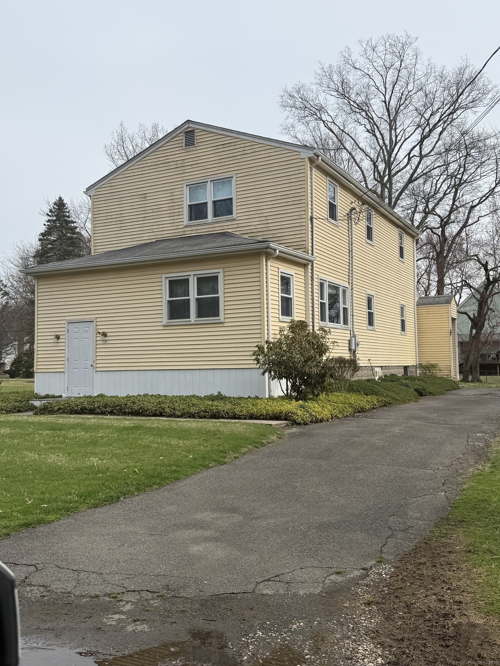 Blue Hills Avenue, Bloomfield, Connecticut - 4 Bedrooms  
2 Bathrooms  
10 Rooms - 