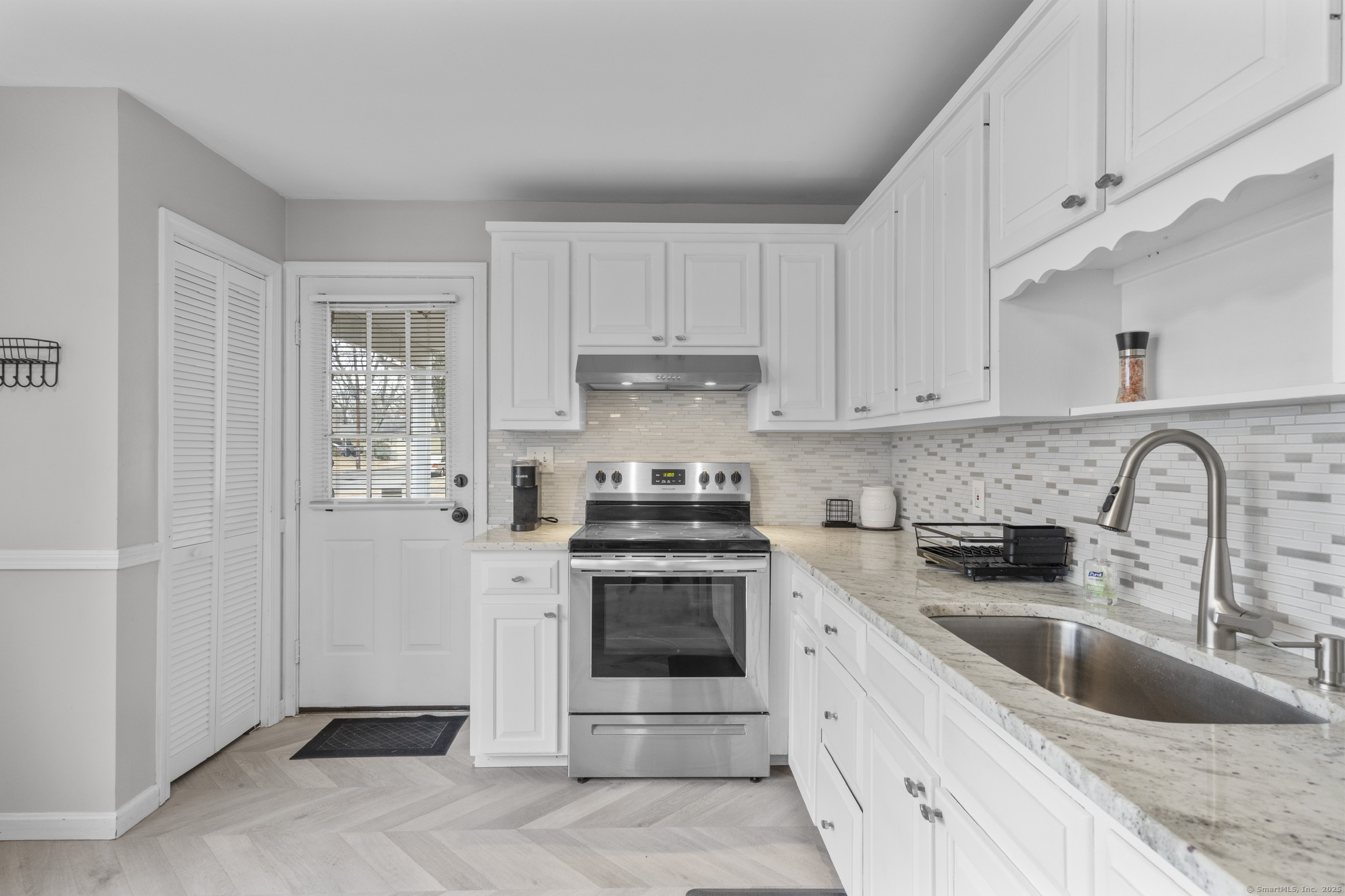 33 Manor Circle, East Hartford, Connecticut image 4