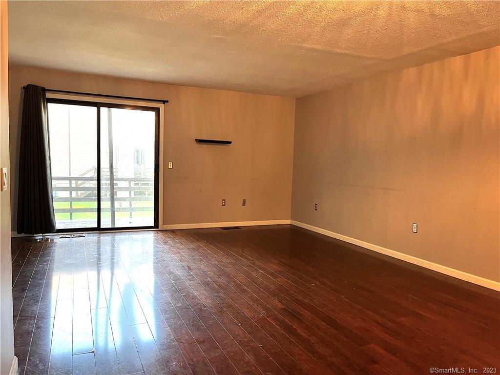 Photo 7 of 26 of 104 Wynwood Drive 104 townhome