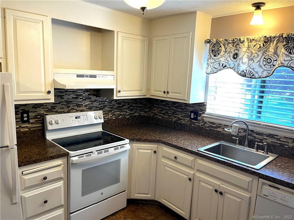 Photo 3 of 26 of 104 Wynwood Drive 104 townhome