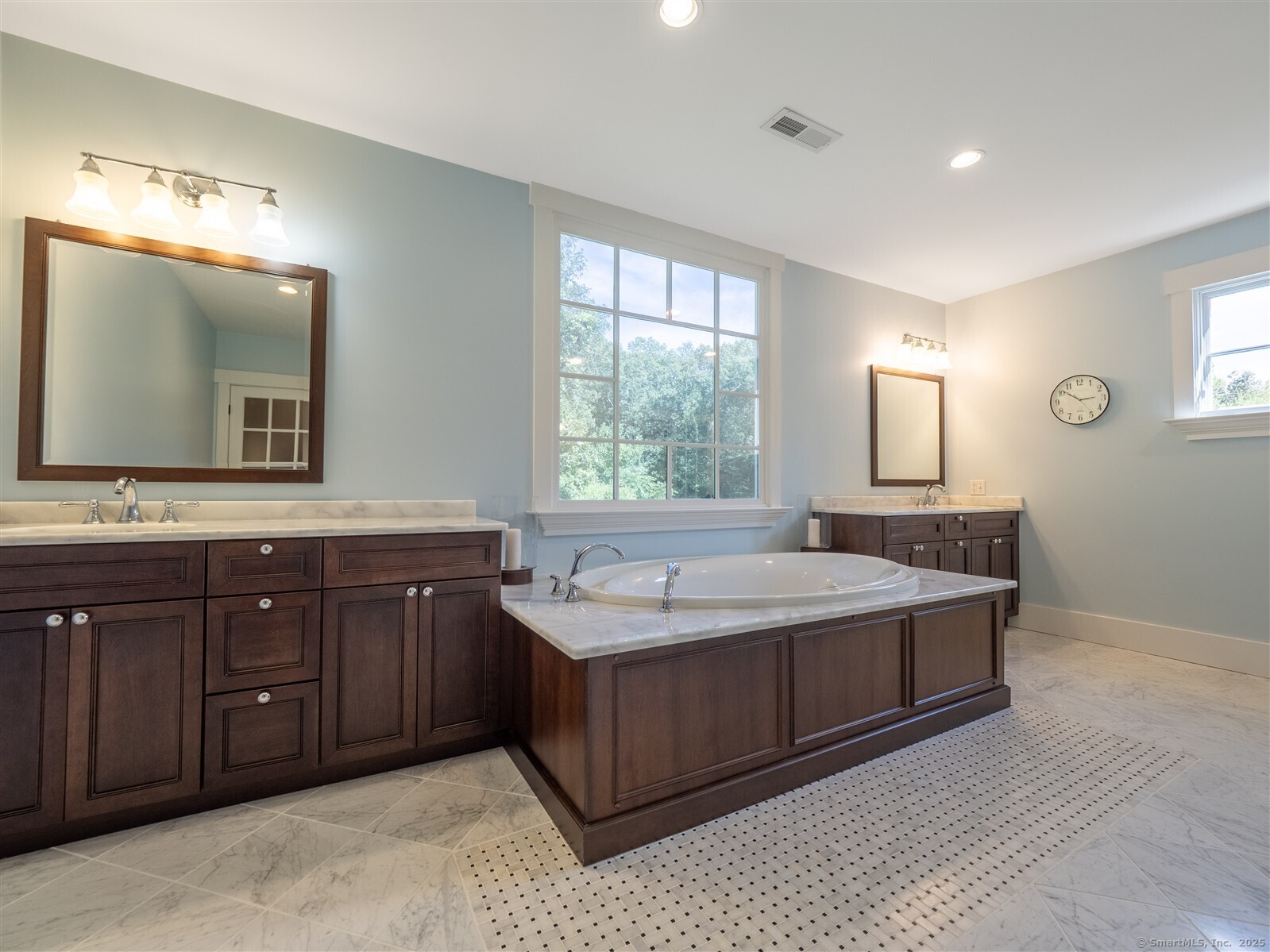 Wilton, Connecticut 06897, United States, 4 Bedrooms Bedrooms, ,5 BathroomsBathrooms,Residential,Active,208645