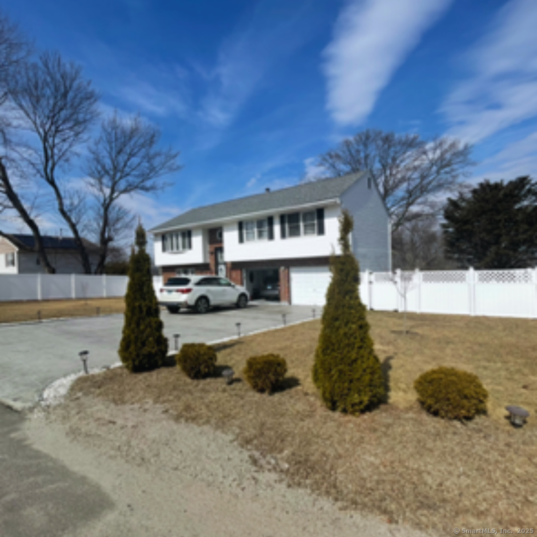 Sabal Drive, Waterbury, Connecticut - 3 Bedrooms  
2 Bathrooms  
7 Rooms - 