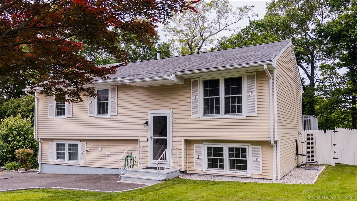 Property for Sale at Carriage Drive, Naugatuck, Connecticut - Bedrooms: 4 
Bathrooms: 2 
Rooms: 8  - $365,000