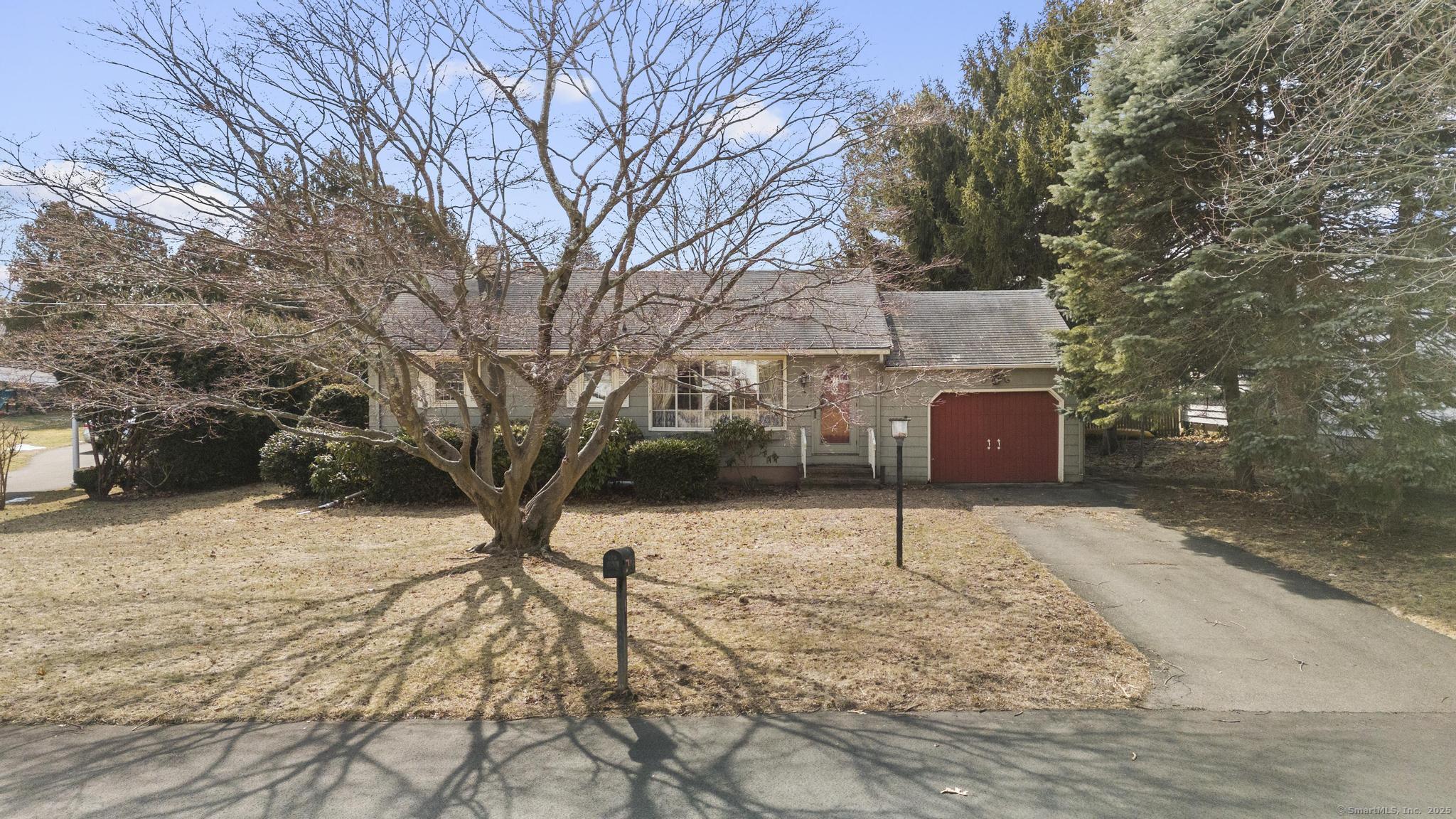 Barker Place, Branford, Connecticut - 2 Bedrooms  
1 Bathrooms  
6 Rooms - 