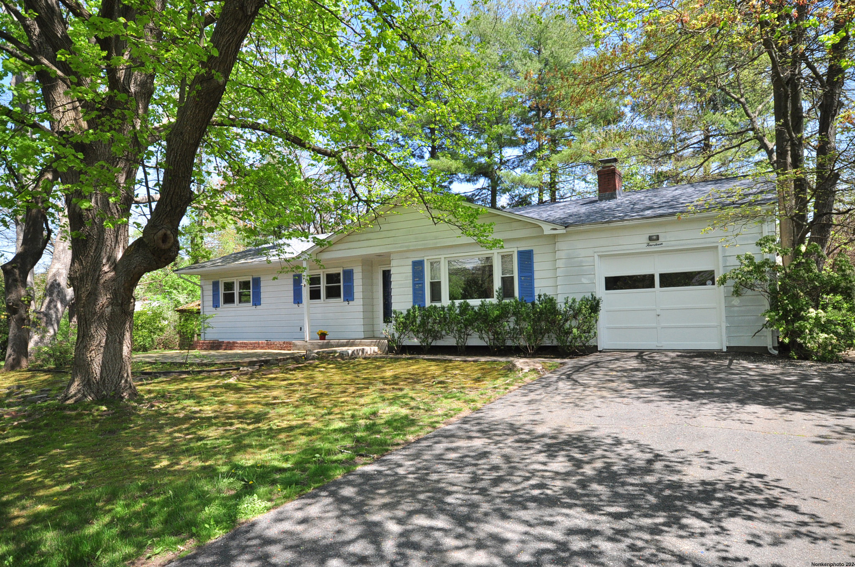 Property for Sale at 14 Carpenter Lane, Bloomfield, Connecticut - Bedrooms: 3 
Bathrooms: 3 
Rooms: 8  - $299,900