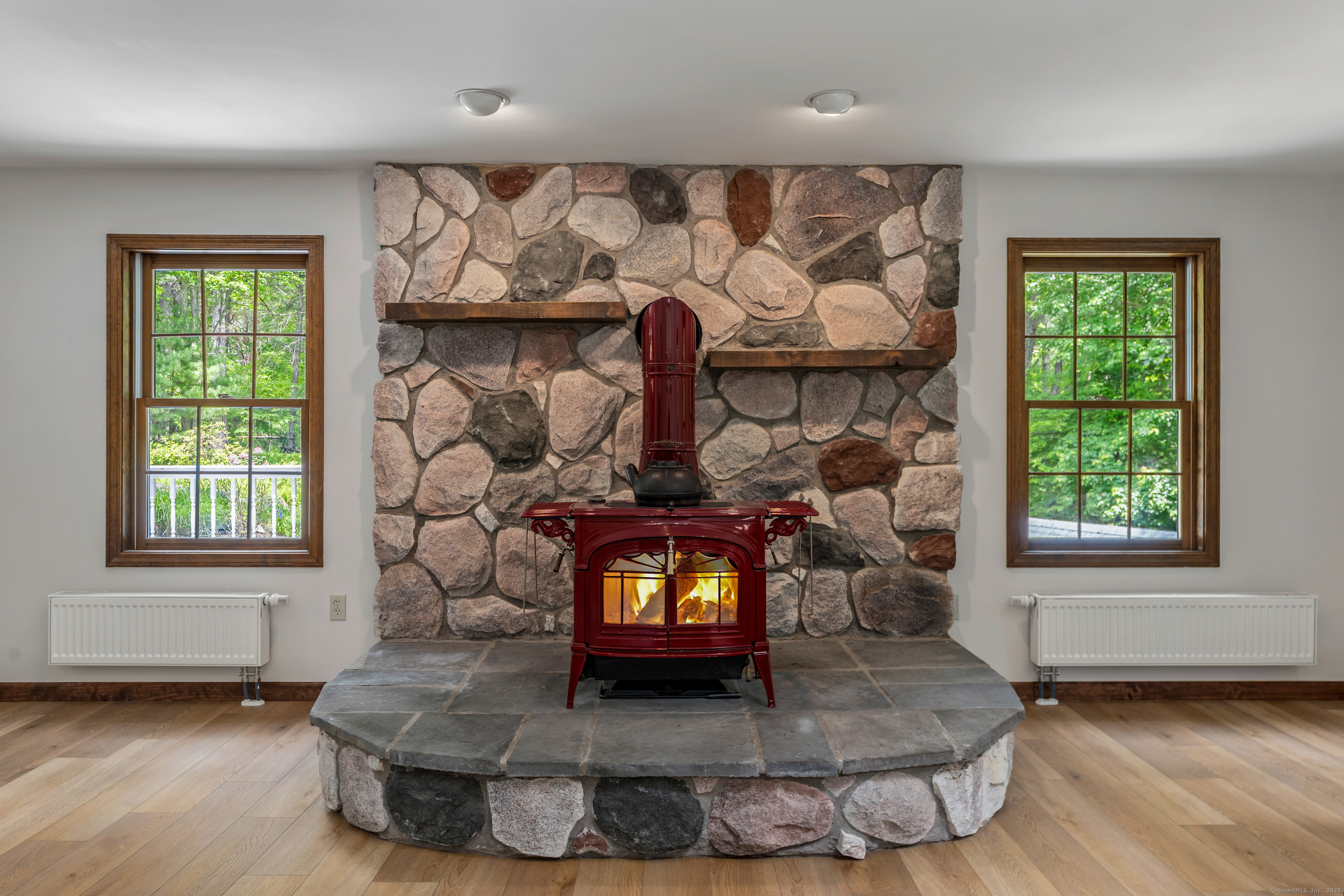 Tolland, Connecticut 06084, United States, 3 Bedrooms Bedrooms, ,3 BathroomsBathrooms,Residential,Pending,141704