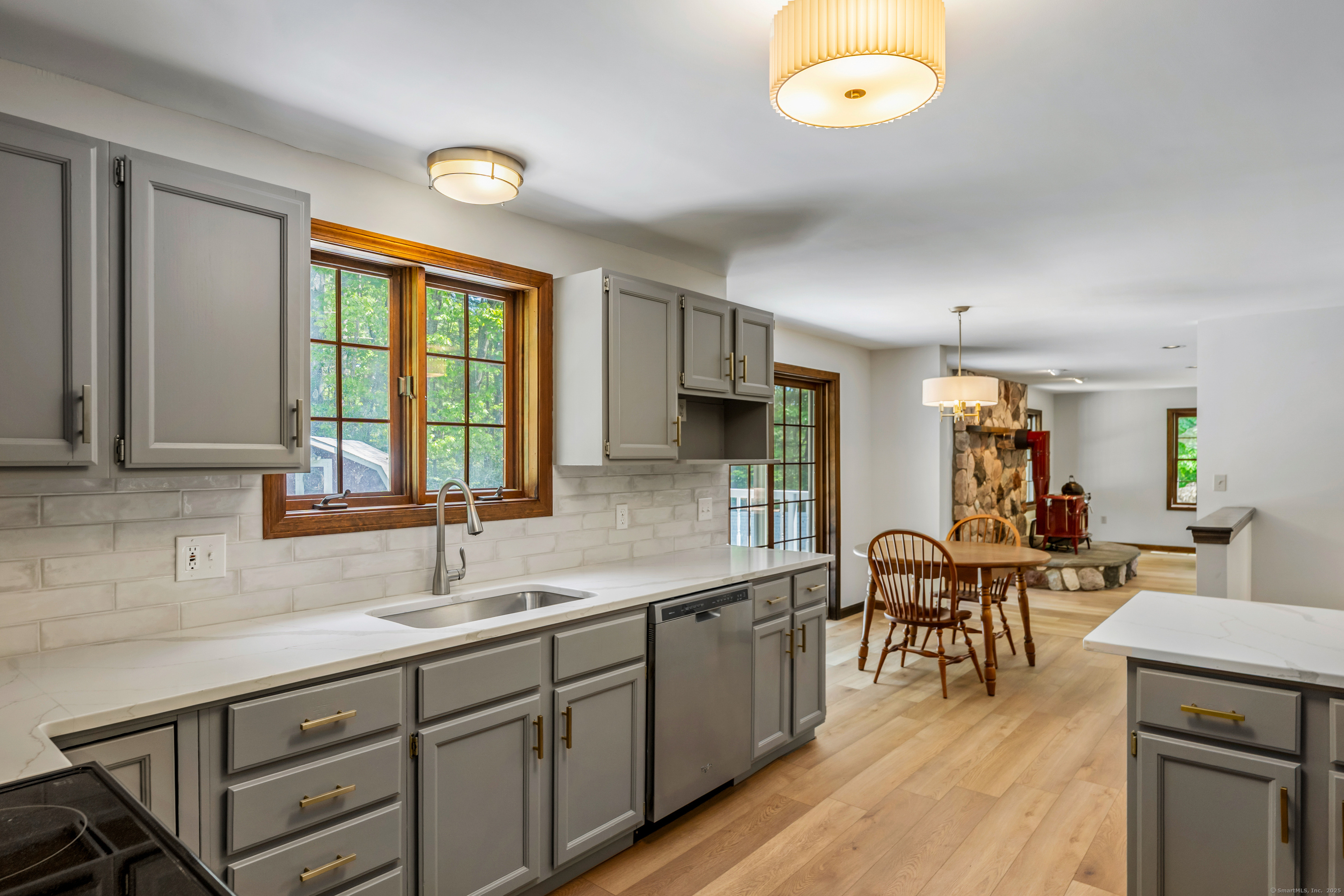 Tolland, Connecticut 06084, United States, 3 Bedrooms Bedrooms, ,3 BathroomsBathrooms,Residential,Pending,141704